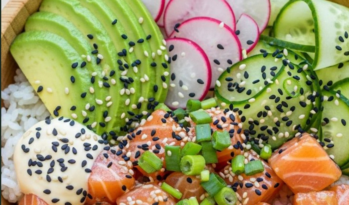 Frische Bowl mit Lachs und Avocado