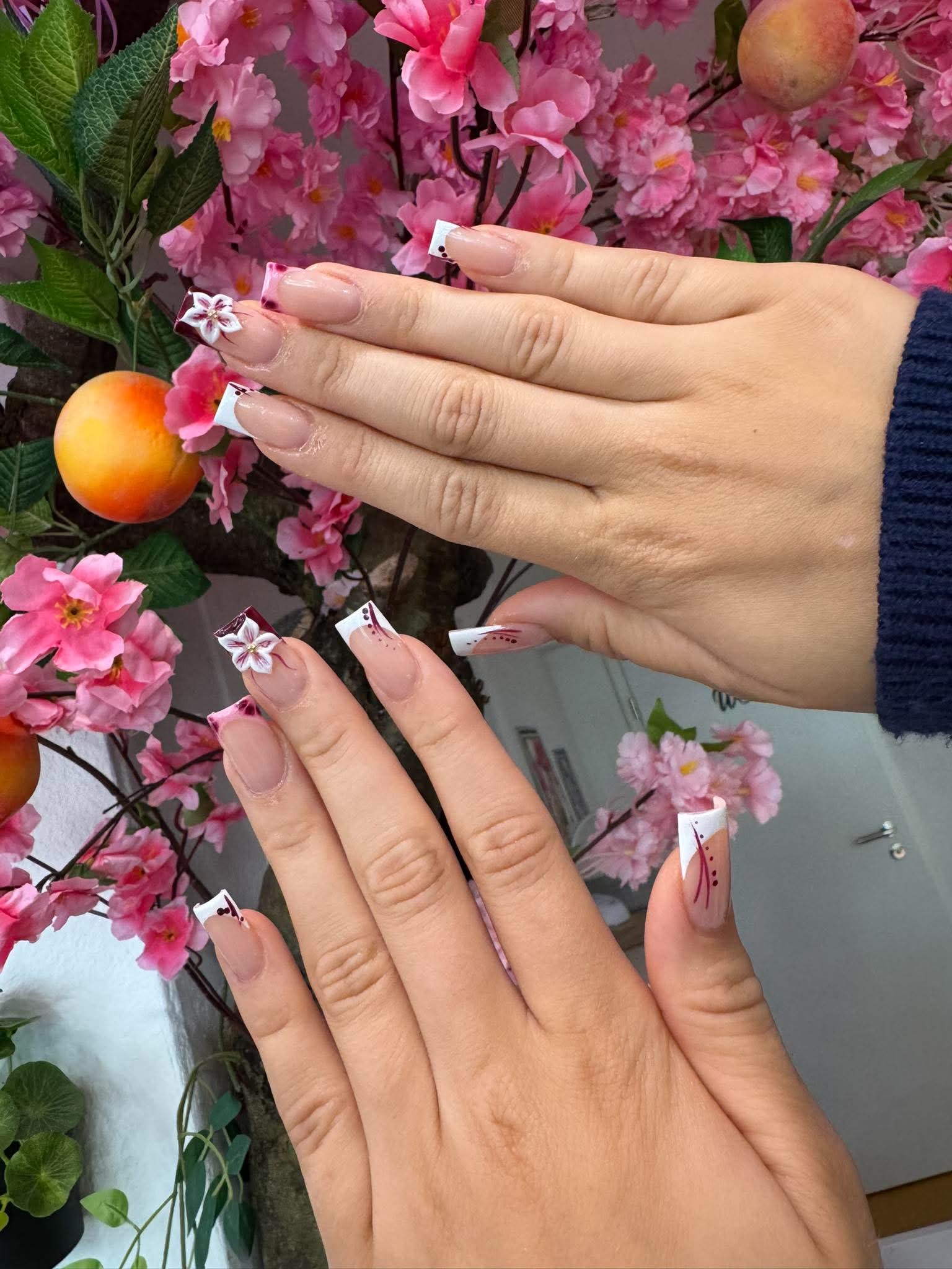 Rosafarbenes Nageldesign mit feinen Blüten