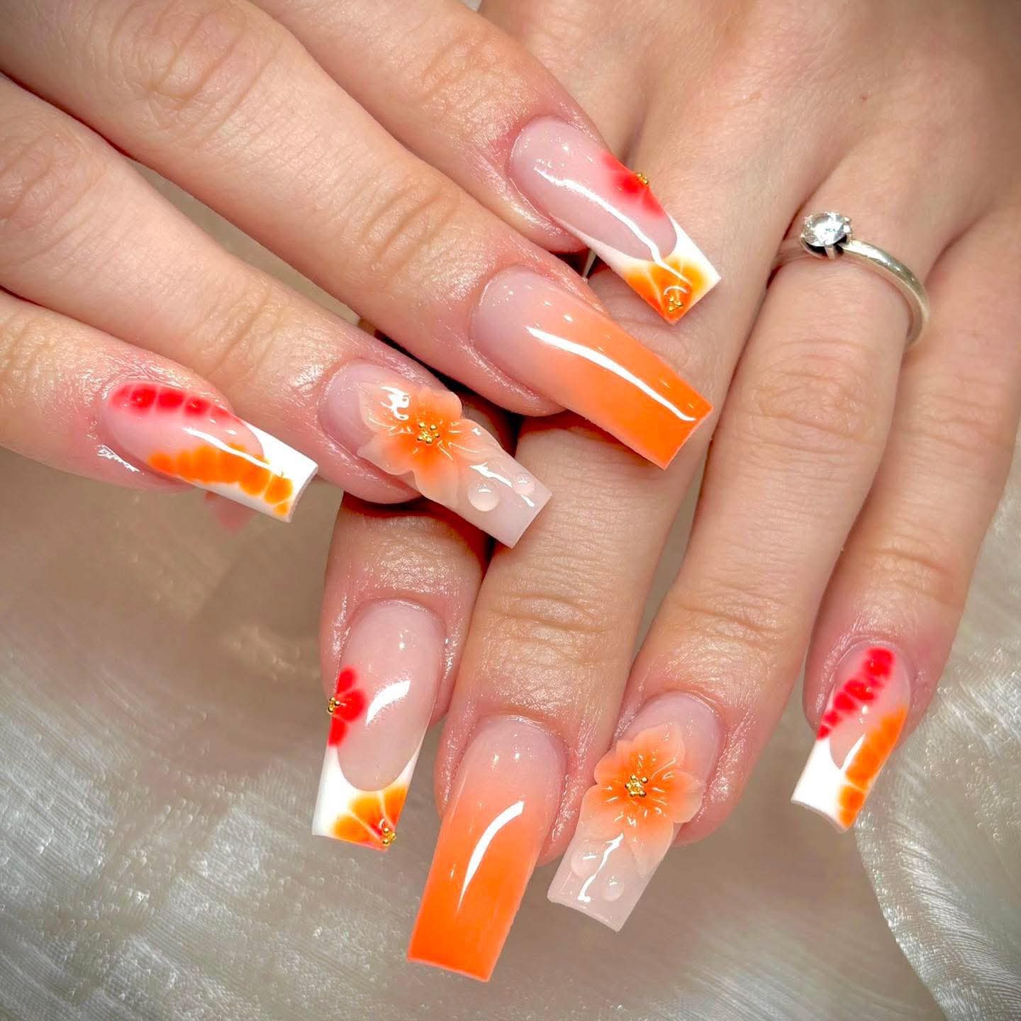 Orange French Nails mit floralen Details