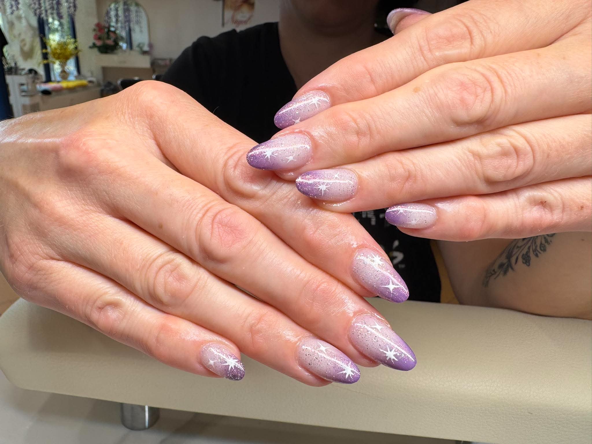 Fliederfarbene Nägel mit Glitzer