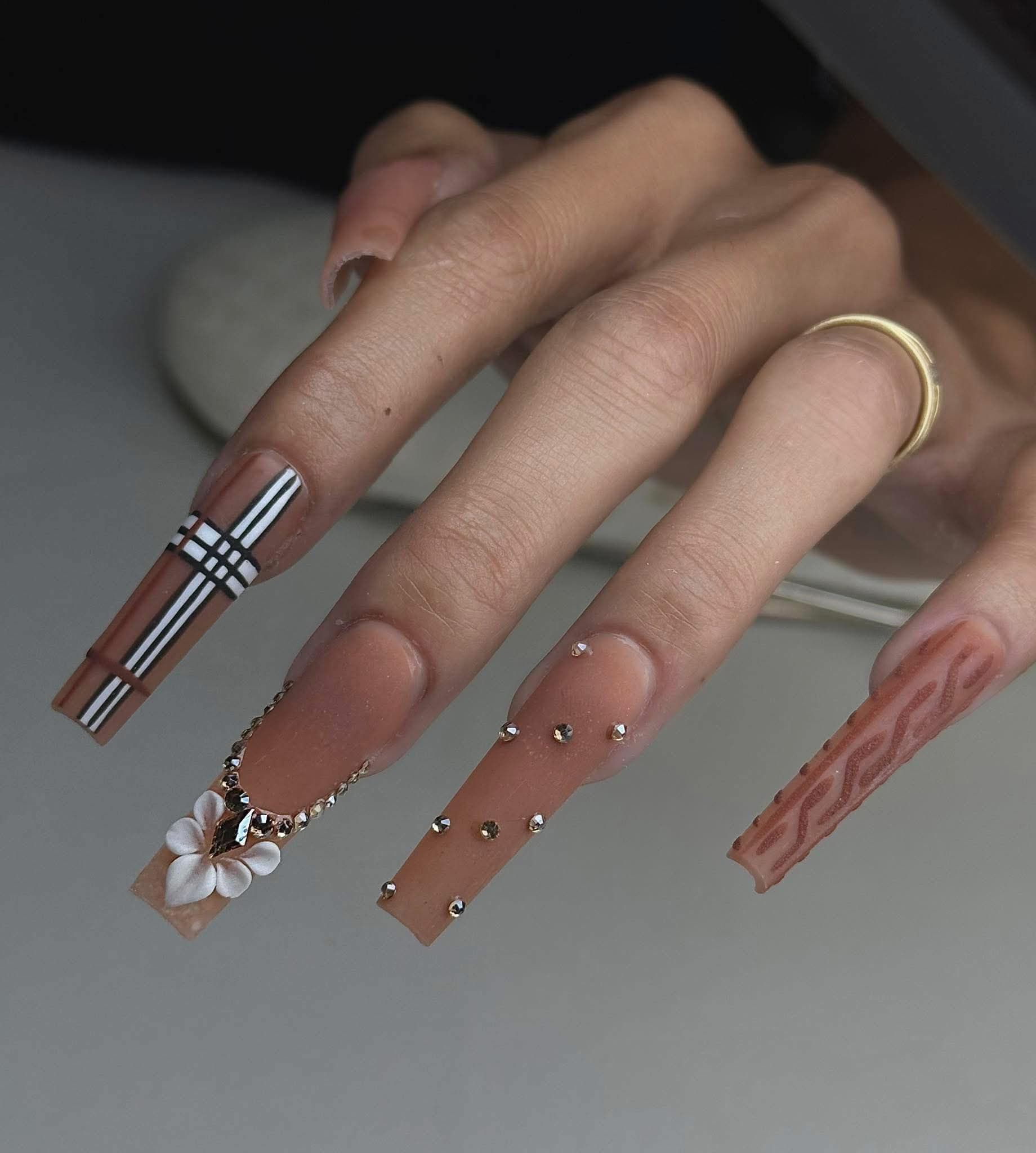 Elegantes Nageldesign bei Bloom Beauty&Nails