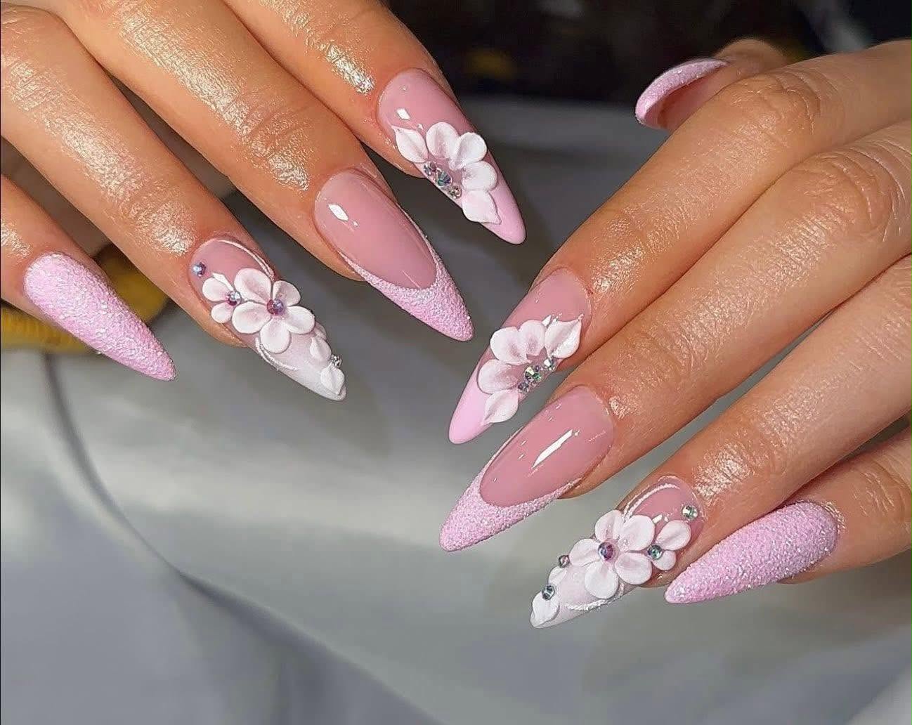 Rosa Acryl-Nägel mit weißen Blüten
