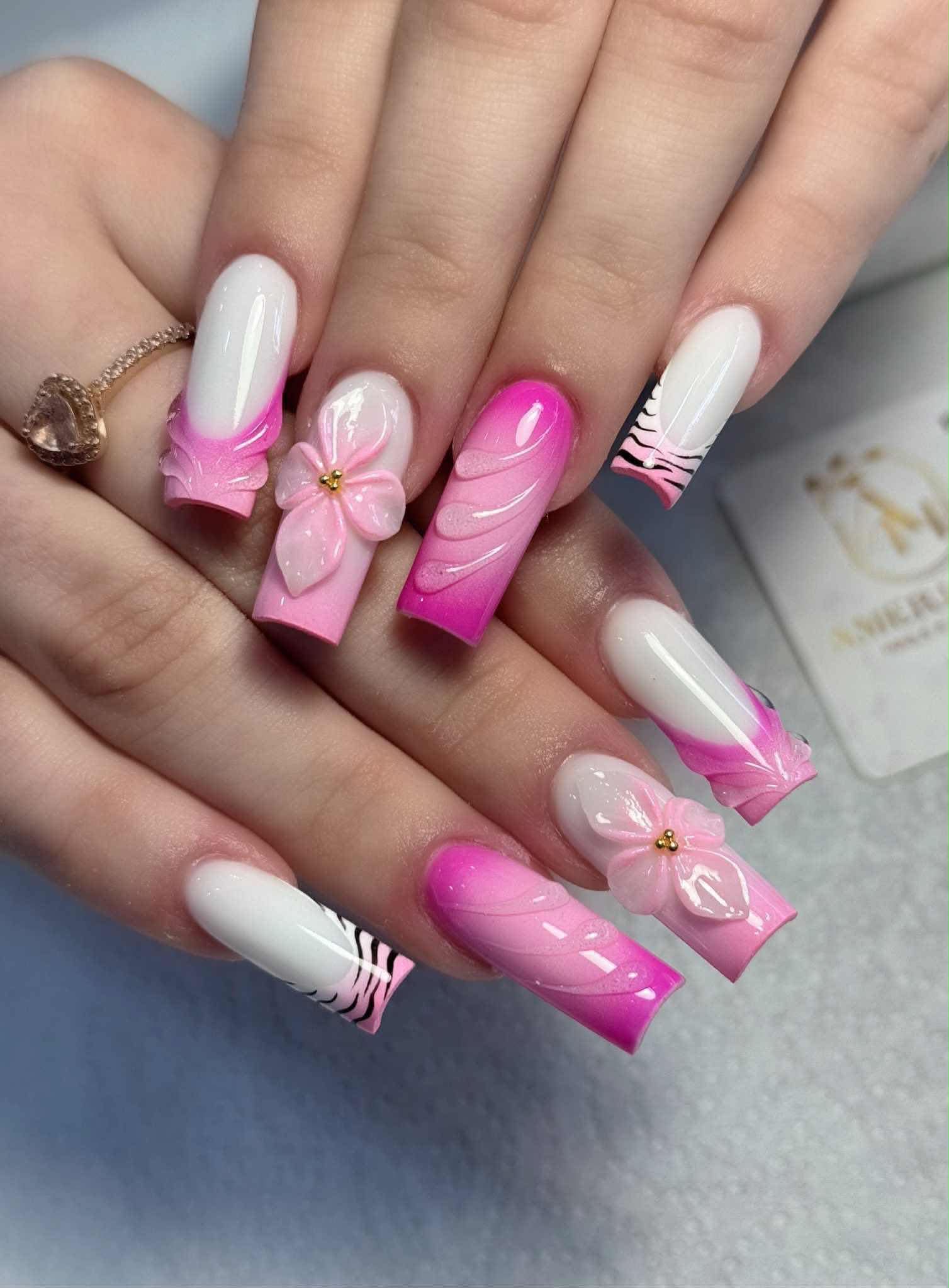 Pinkes Nageldesign mit dekorativen Blüten