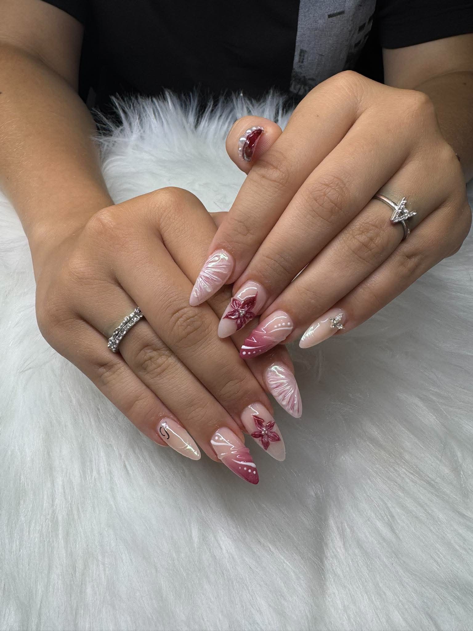 Glitzerndes Rosé-Nageldesign