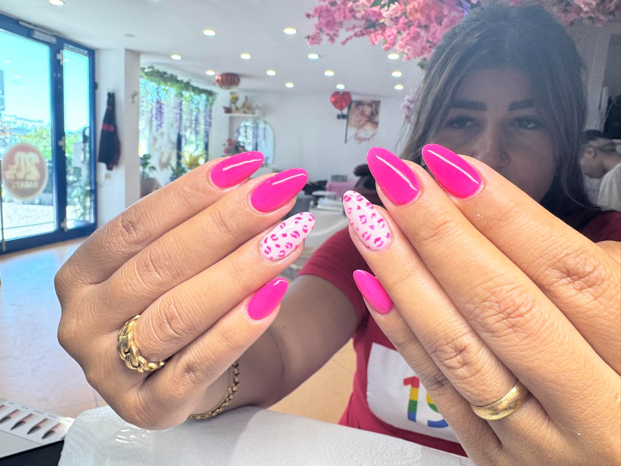 Detailaufnahme eines pinken Nageldesigns
