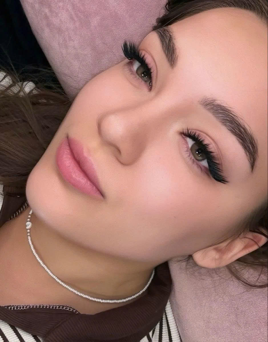 Dichte Wimpernverlängerung für einen ausdrucksstarken Blick