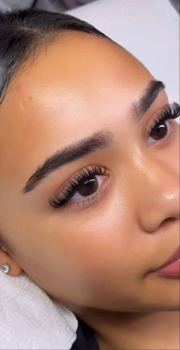 Feine Wimpernverlängerung im eleganten Cat-Eye-Stil