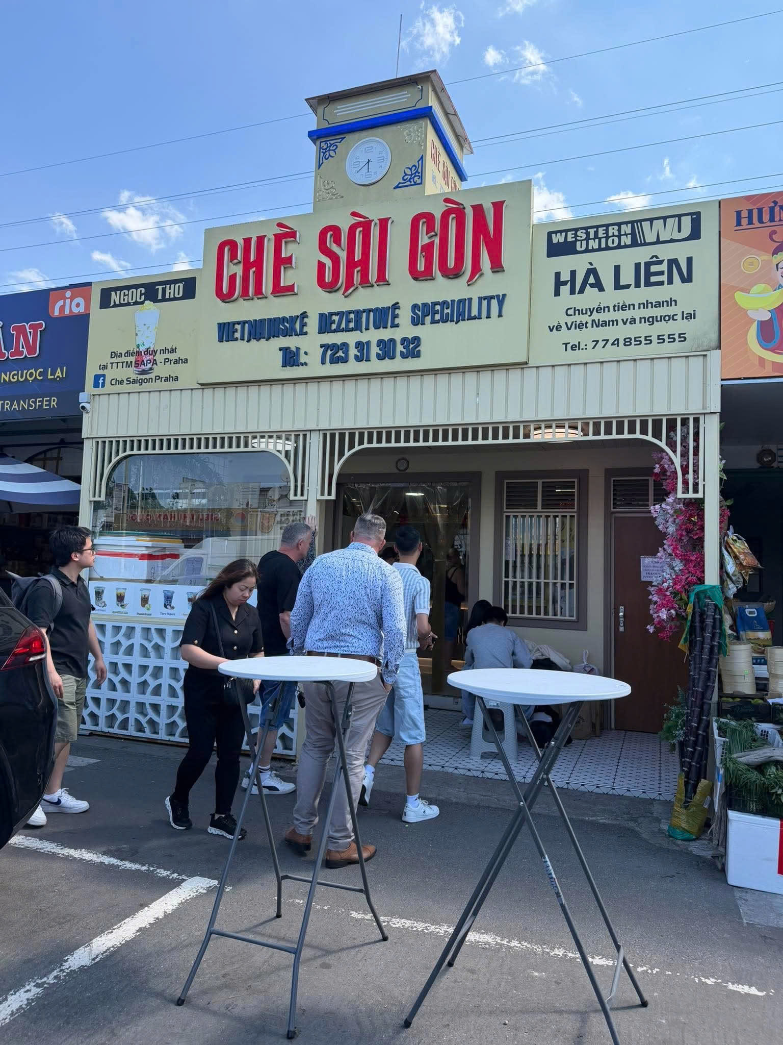 Che Sai Gon storefront with customers outside