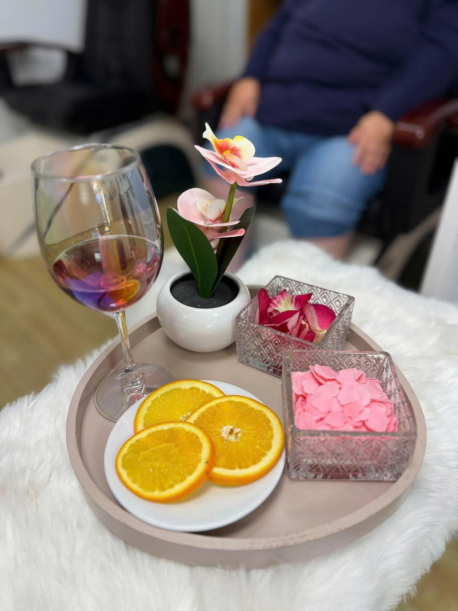 Blumendekoration und Erfrischungen im Studio von Emily Nails