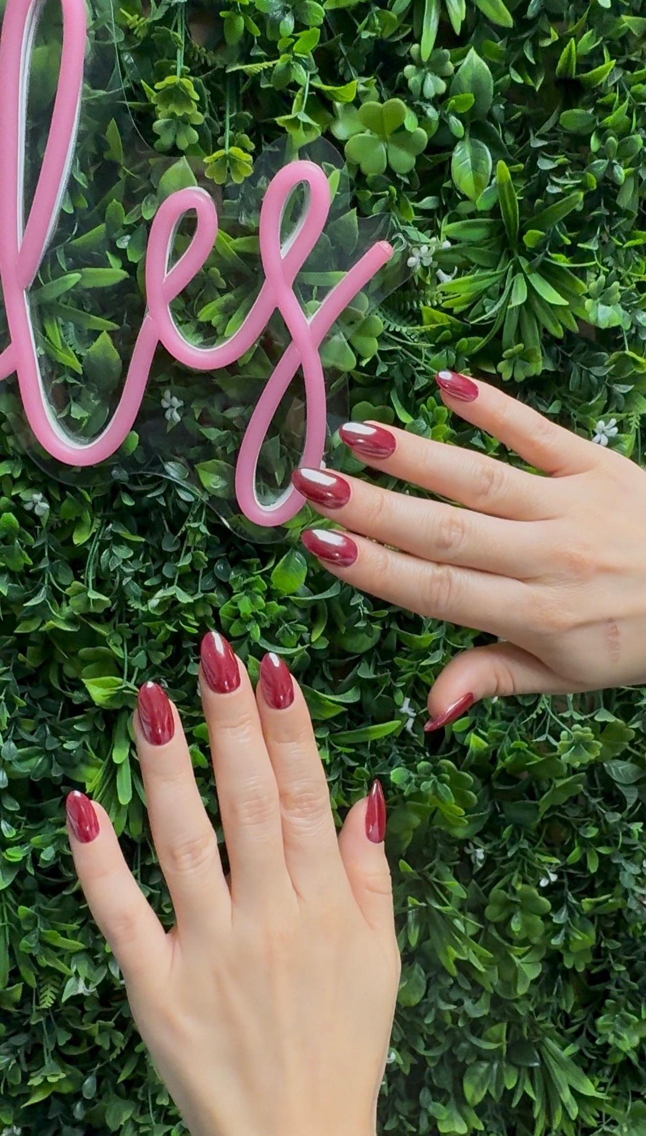 Burgundy nagels voor de groene Fleeky Bar wand
