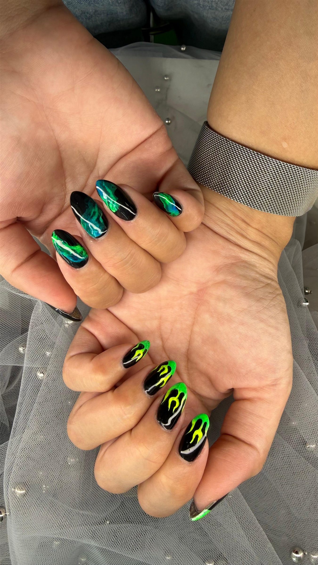 Zwarte nagels met felgroene flame nail art