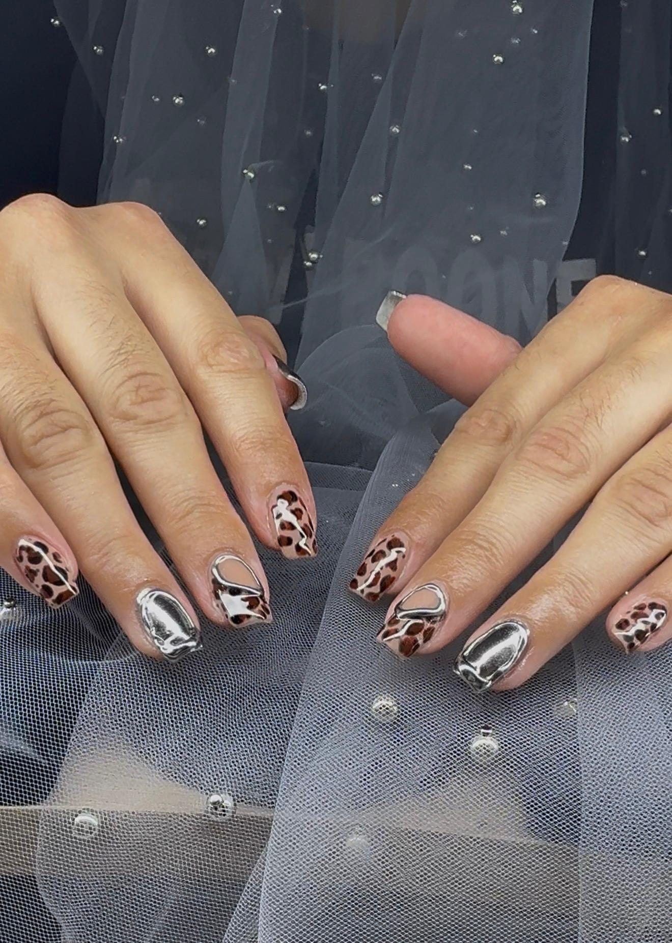 Chrome en leopard nail art