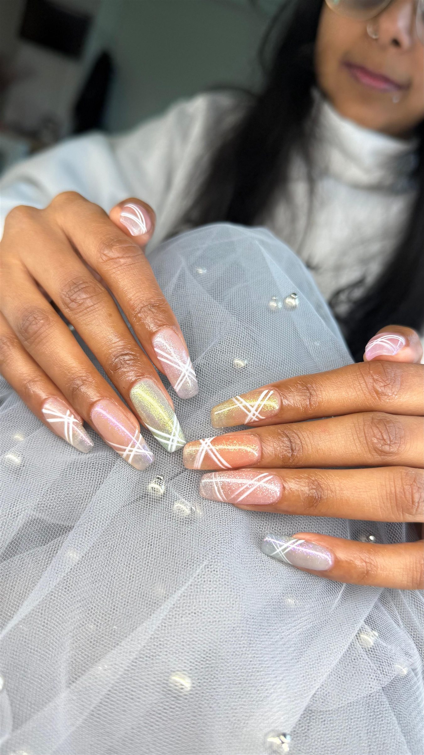 Shimmer nagels met fijne witte lijnkunst