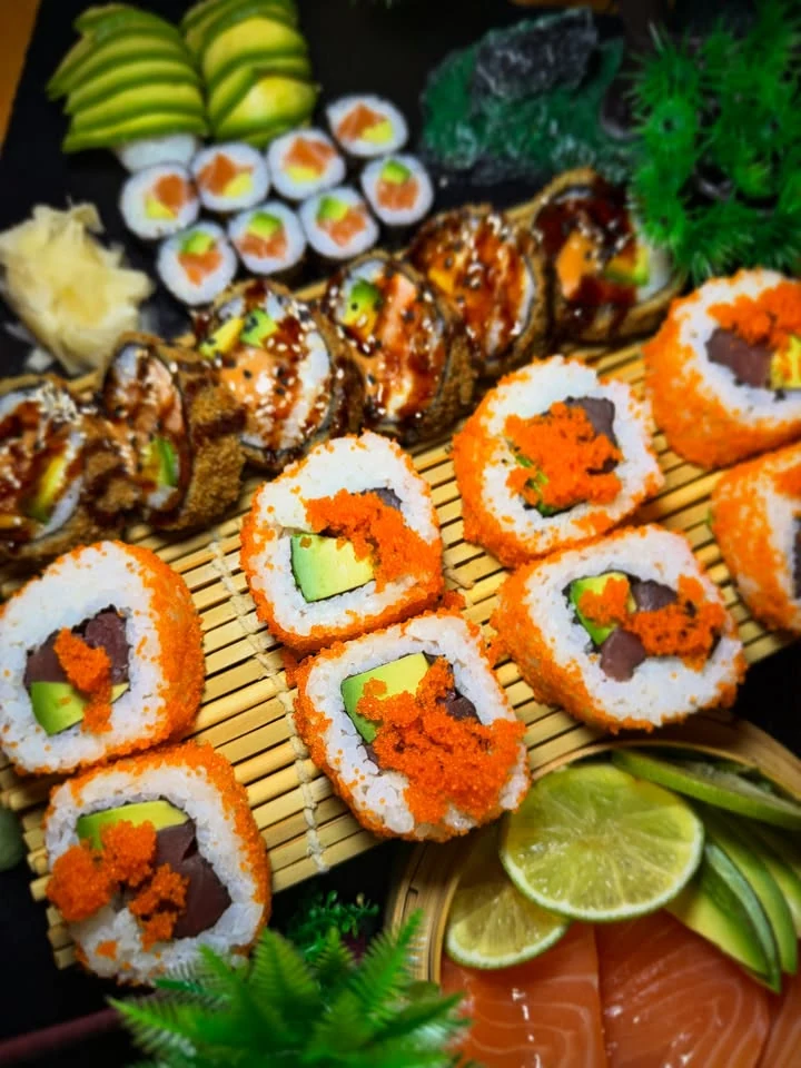 Sushi Auswahl mit Rollen und Sashimi