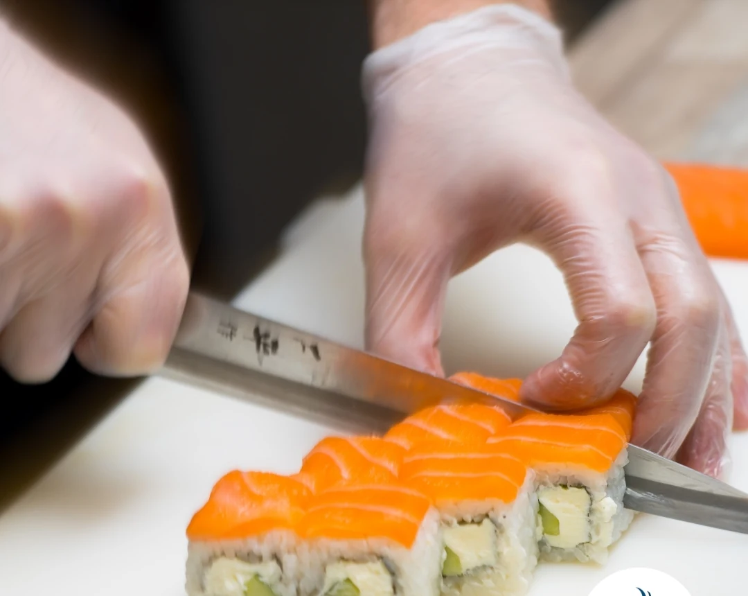 Sushi wird frisch geschnitten