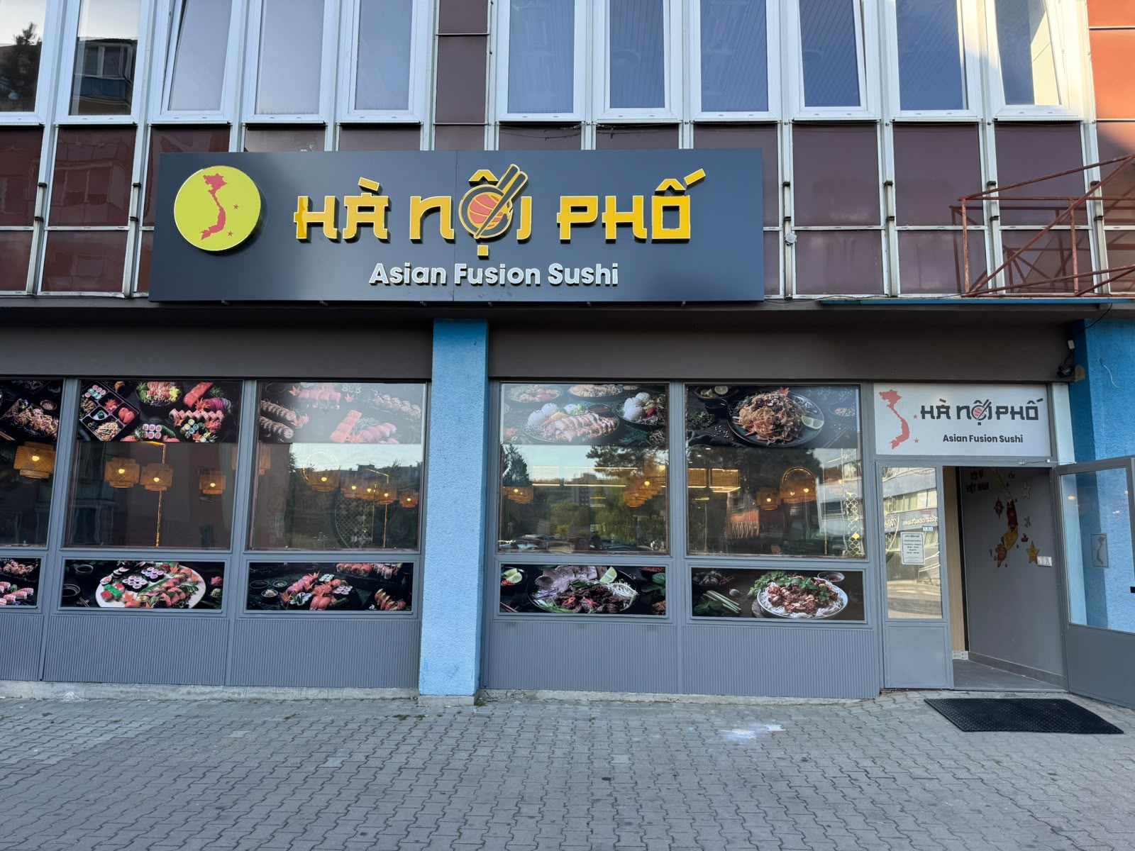 Vstup a označenie reštaurácie Hà Nội Phố na ulici Generála Svobodu