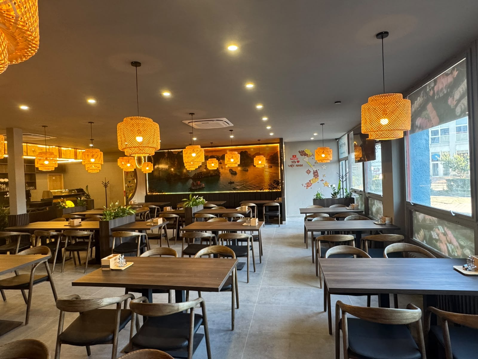 Pokojná časť jedálne s výhľadom na osvetlenú panorámu Vietnamu