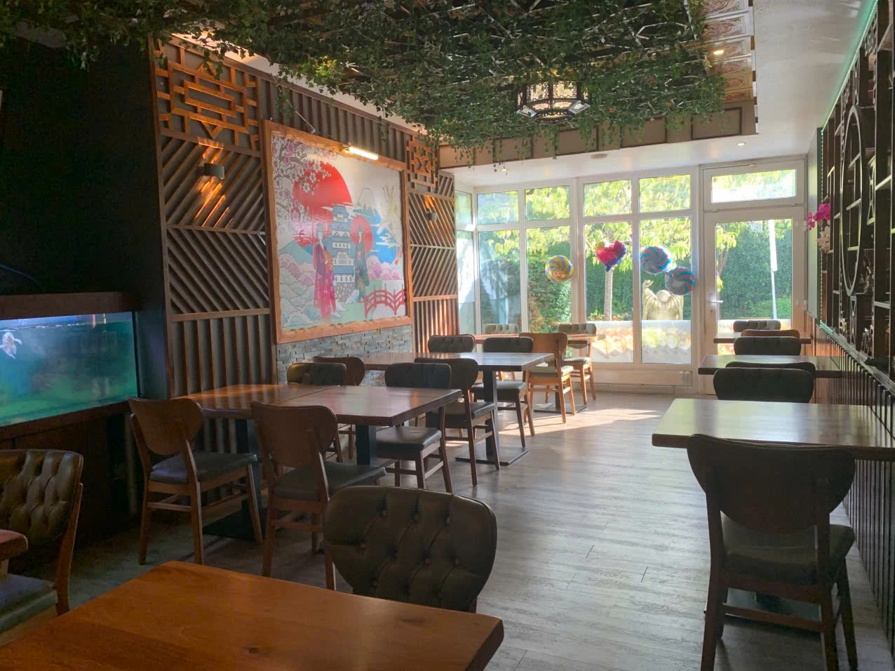 Heller Sitzbereich mit japanischem Wandbild – HANA Japanisches Restaurant Olsberg