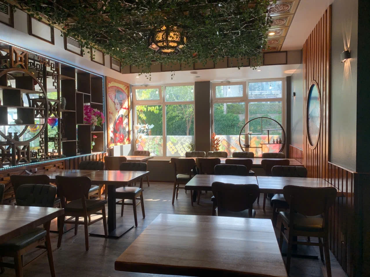 Ruhiger Sitzbereich am Fenster im HANA – HANA Japanisches Restaurant Olsberg