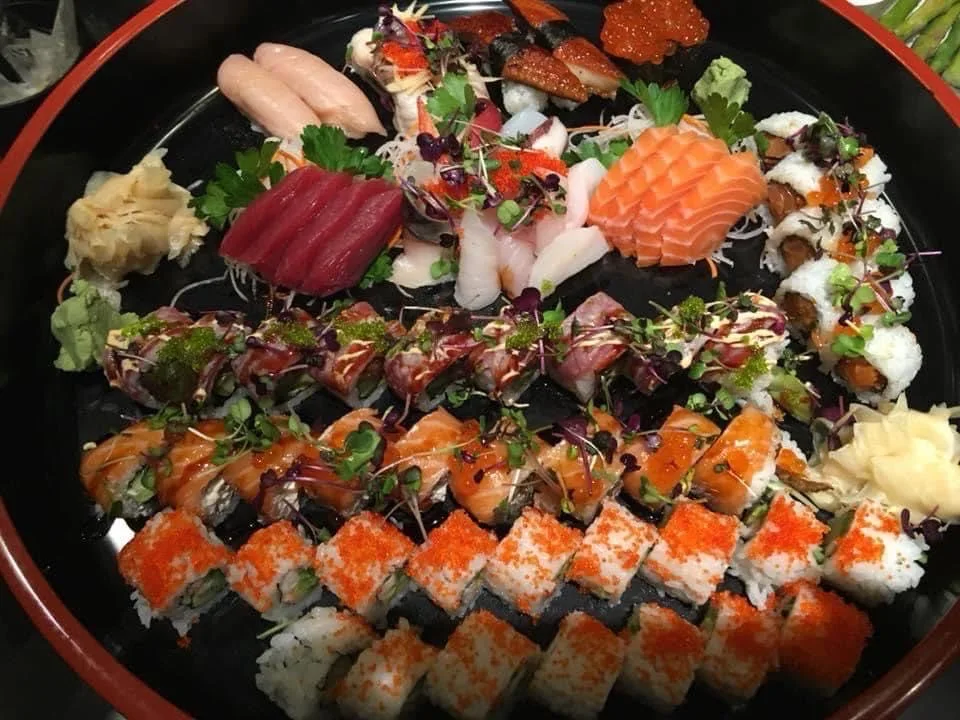 Sushi- und Sashimi-Auswahl bei HANA