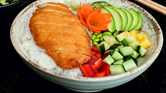 Hühnerfleisch Bowl aus der HANA Speisekarte