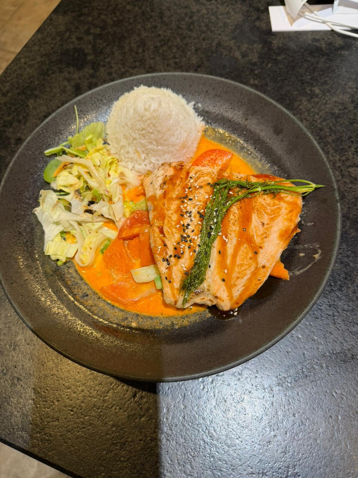 Gegrillter Lachs mit Reis, Salat und Gemüse