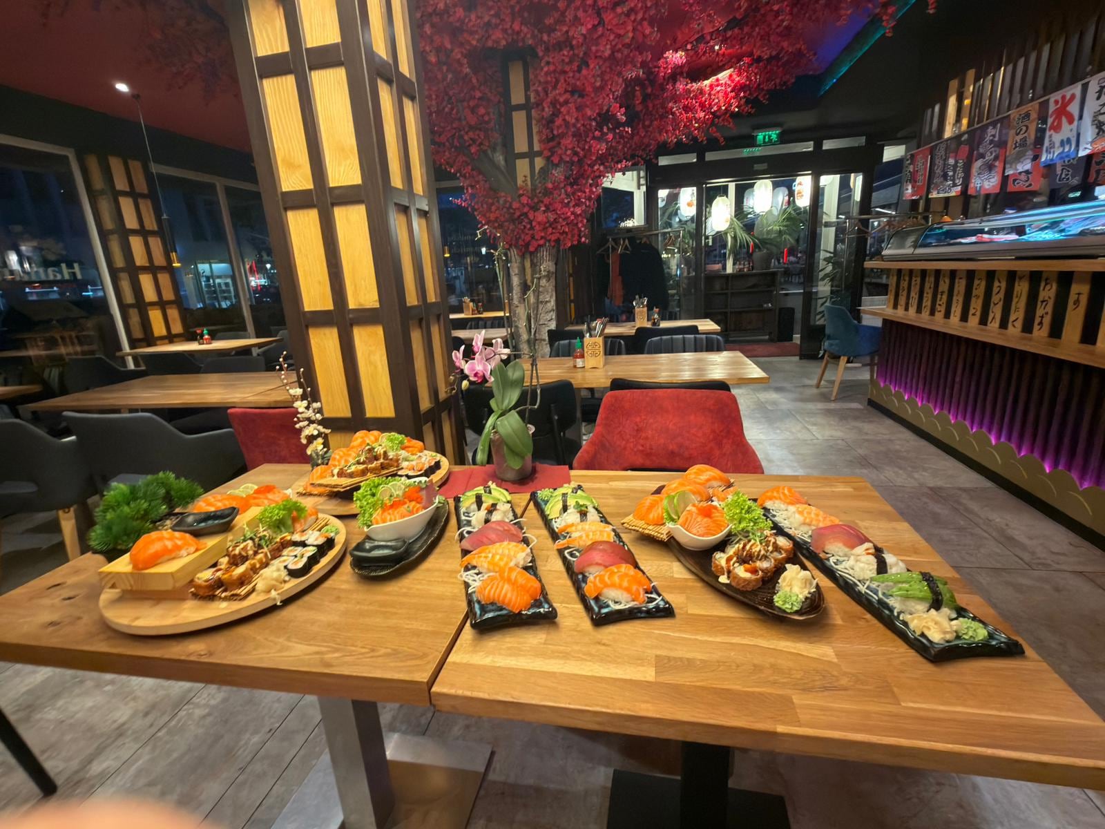 Große Sushi-Auswahl auf einem gedeckten Tisch im Hanami Restaurant