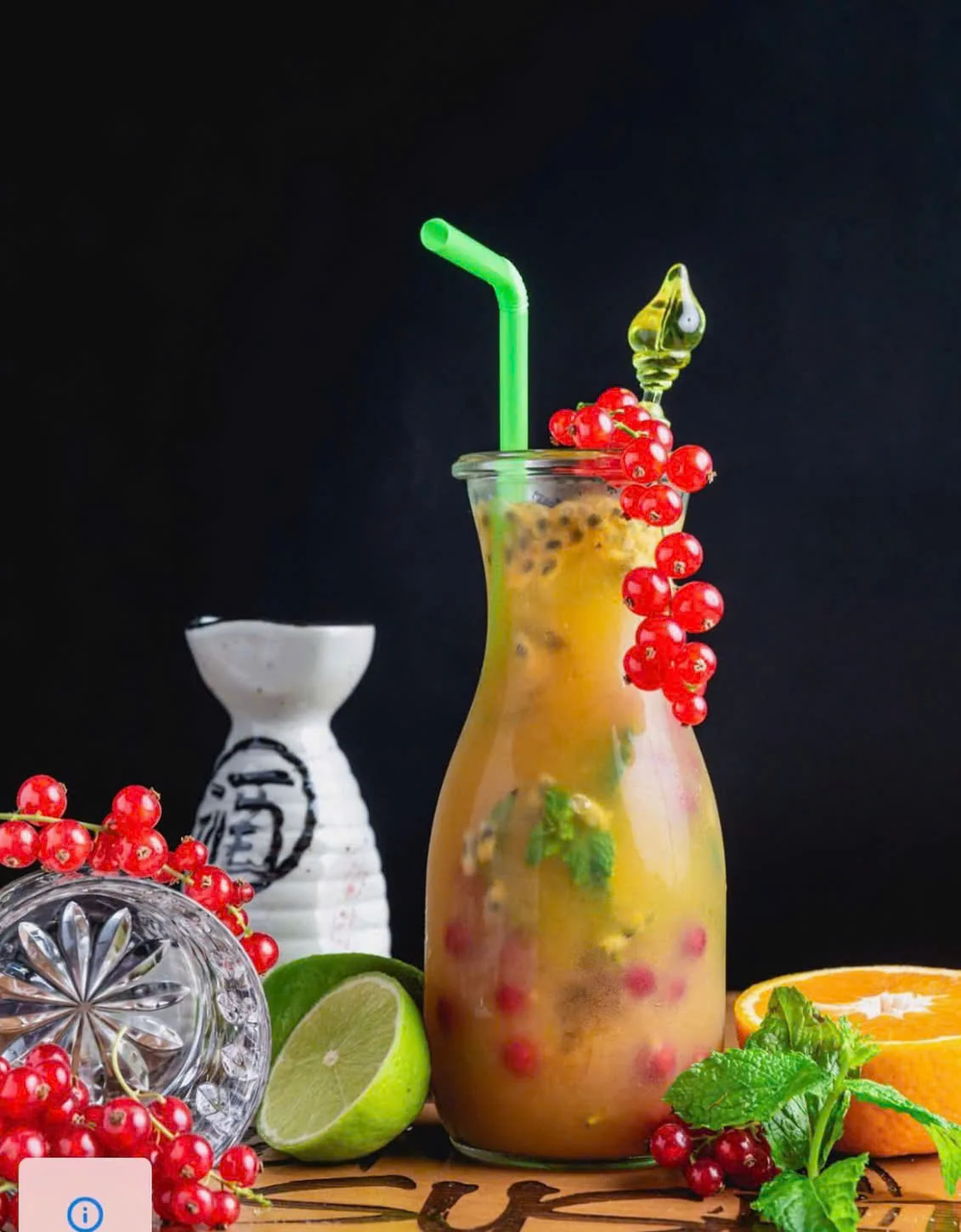 Hausgemachter Signature Drink mit Früchten