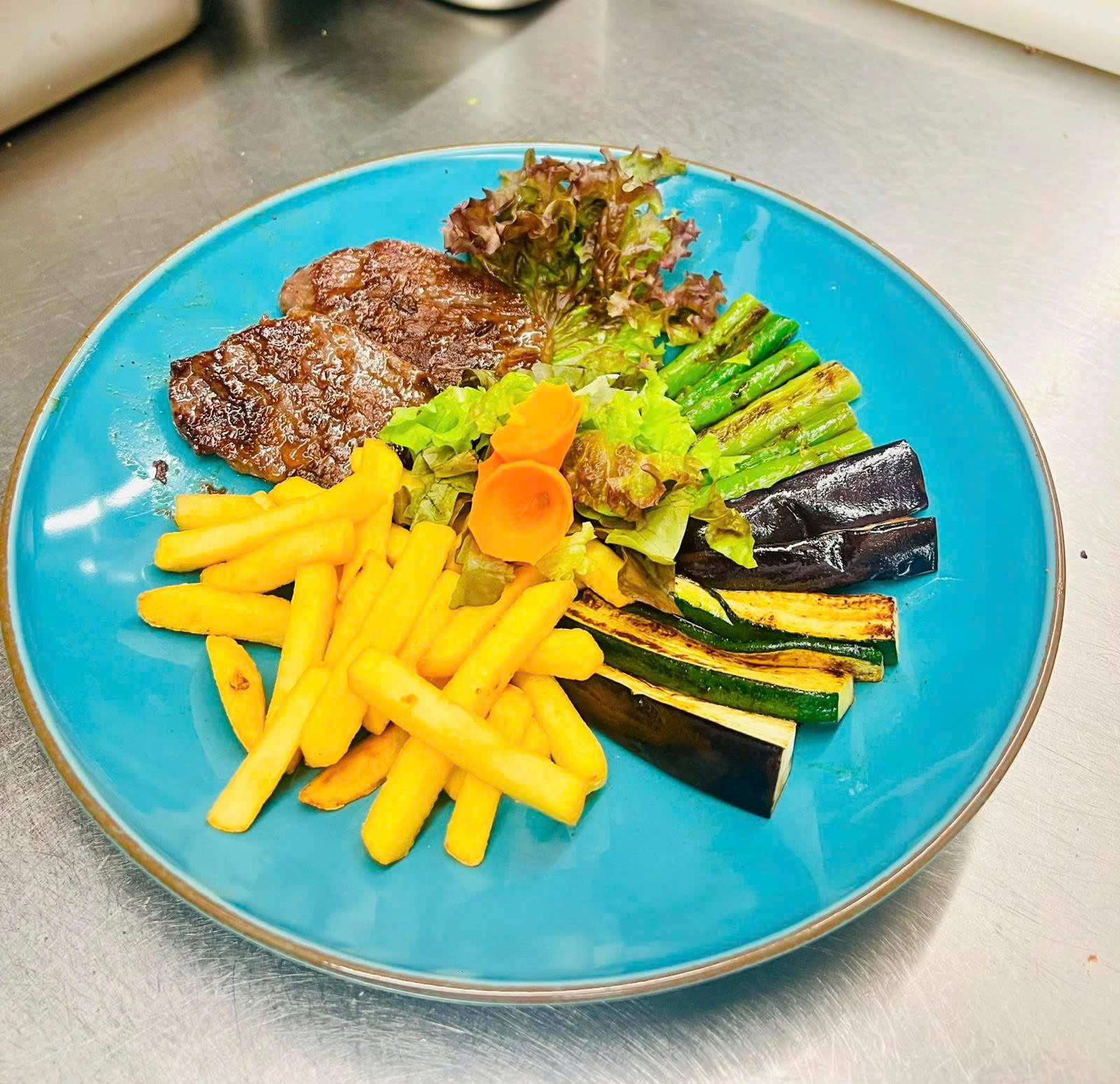 Gegrilltes Rindfleisch mit Pommes und Gemüse