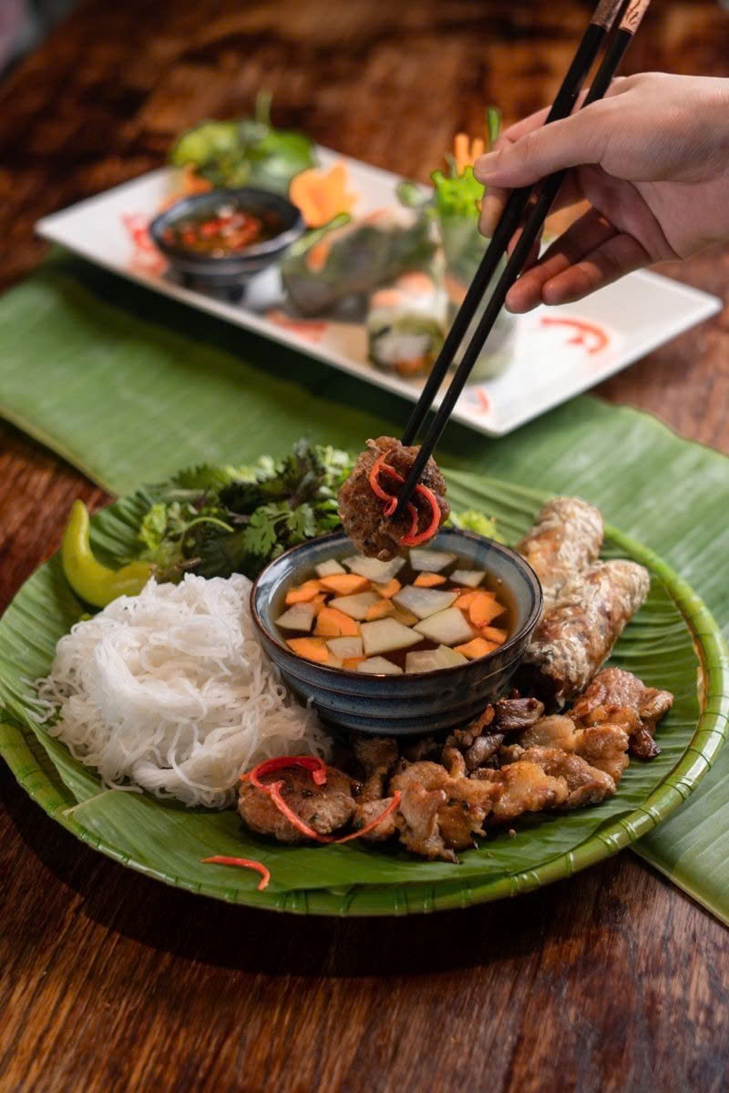 Bún Chả mit Reisnudeln, Kräutern und Dip