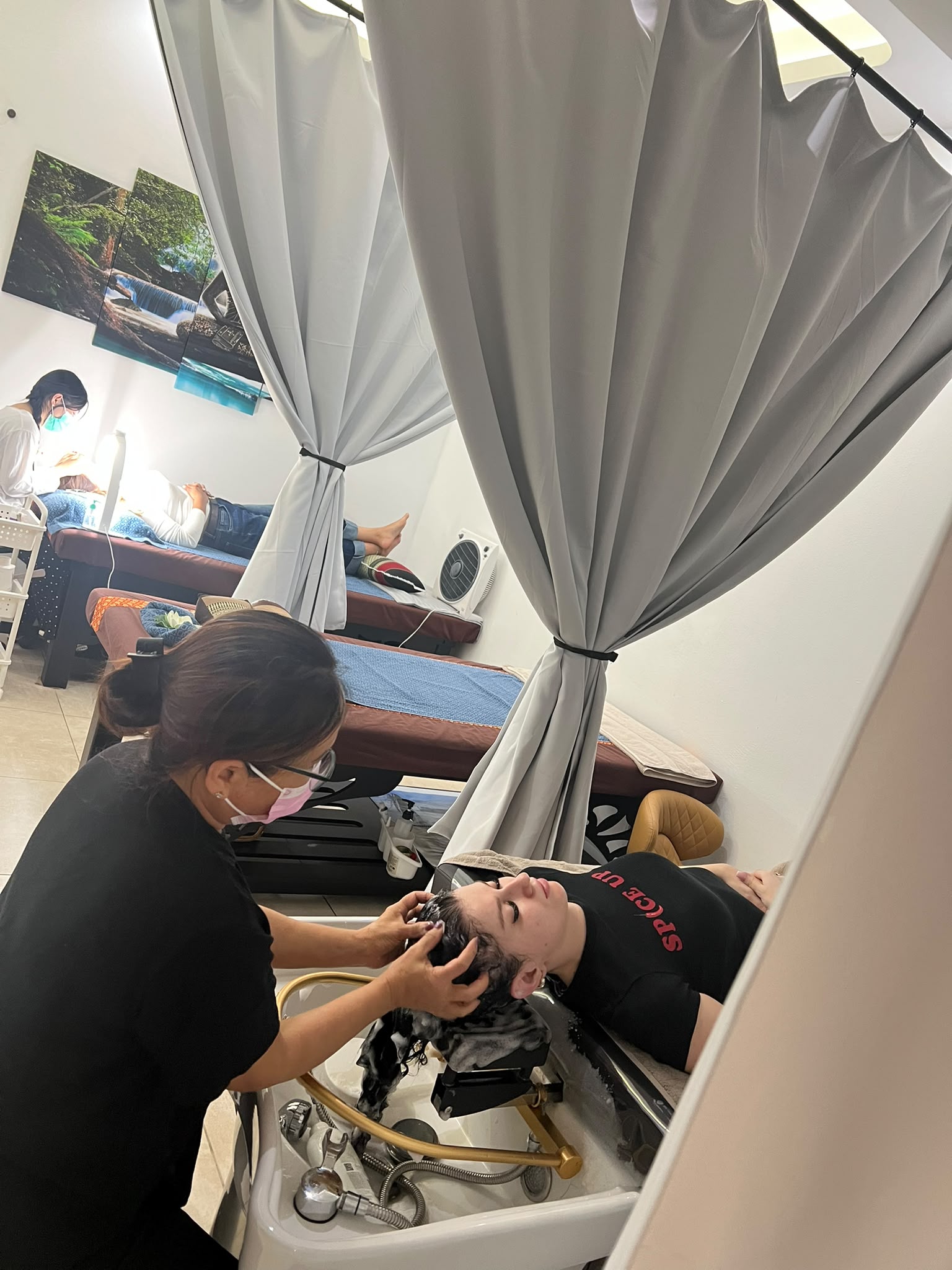 Entspannende Massage- und Spa-Behandlung bei Hollywood Nails & Beauty