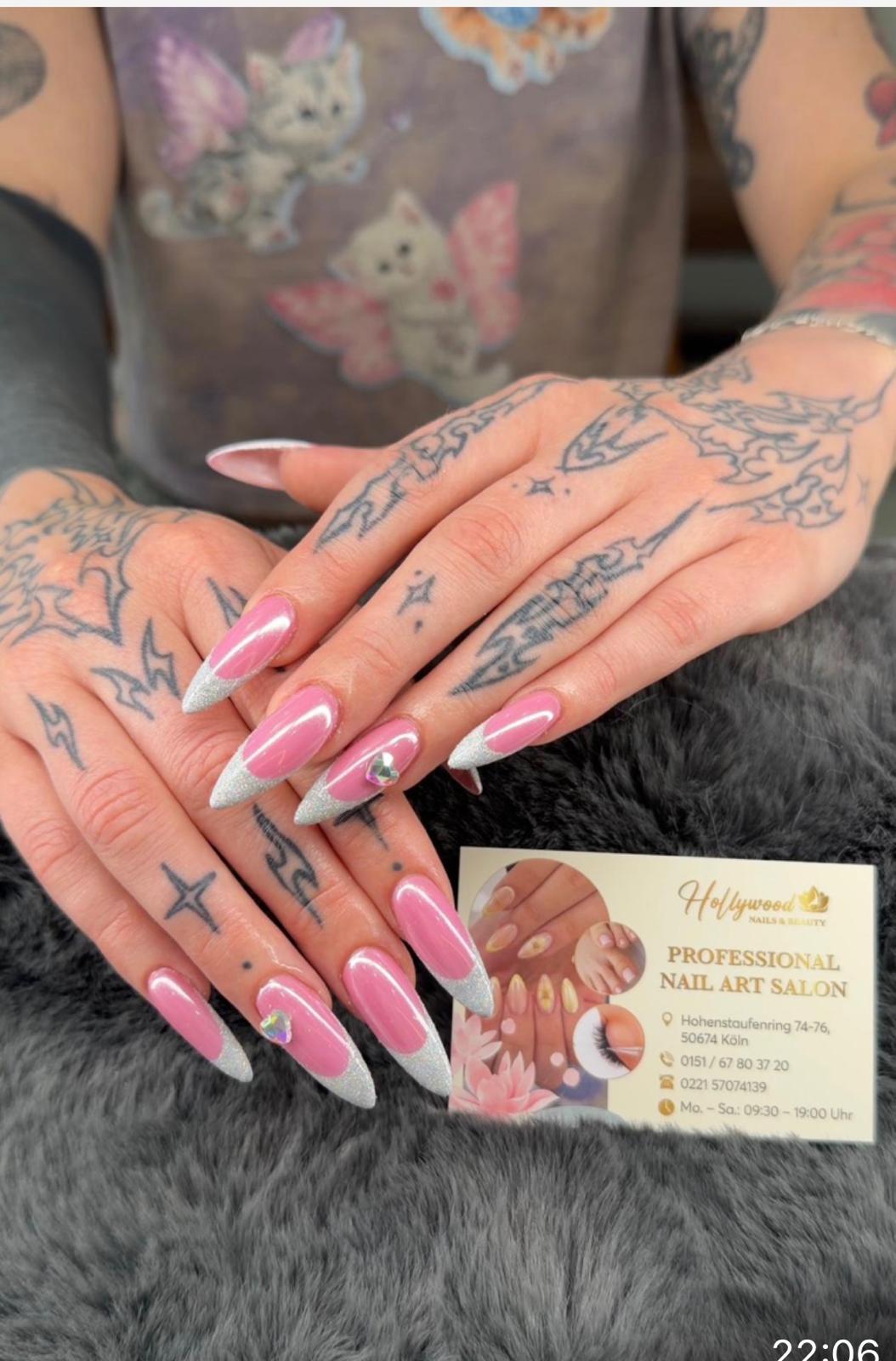 Lange rosa Nägel mit glänzenden Details