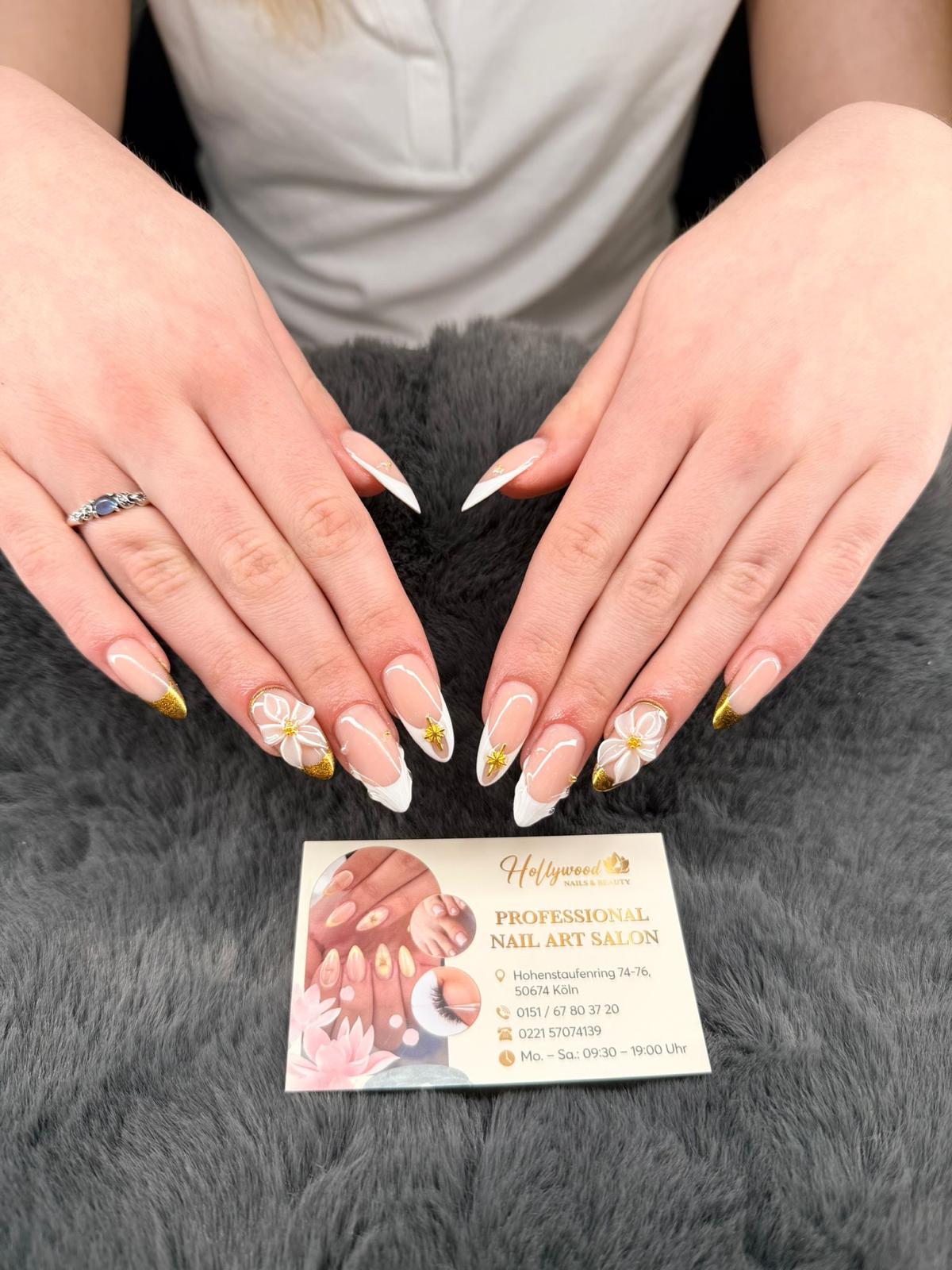 French Nails mit goldenen Akzenten