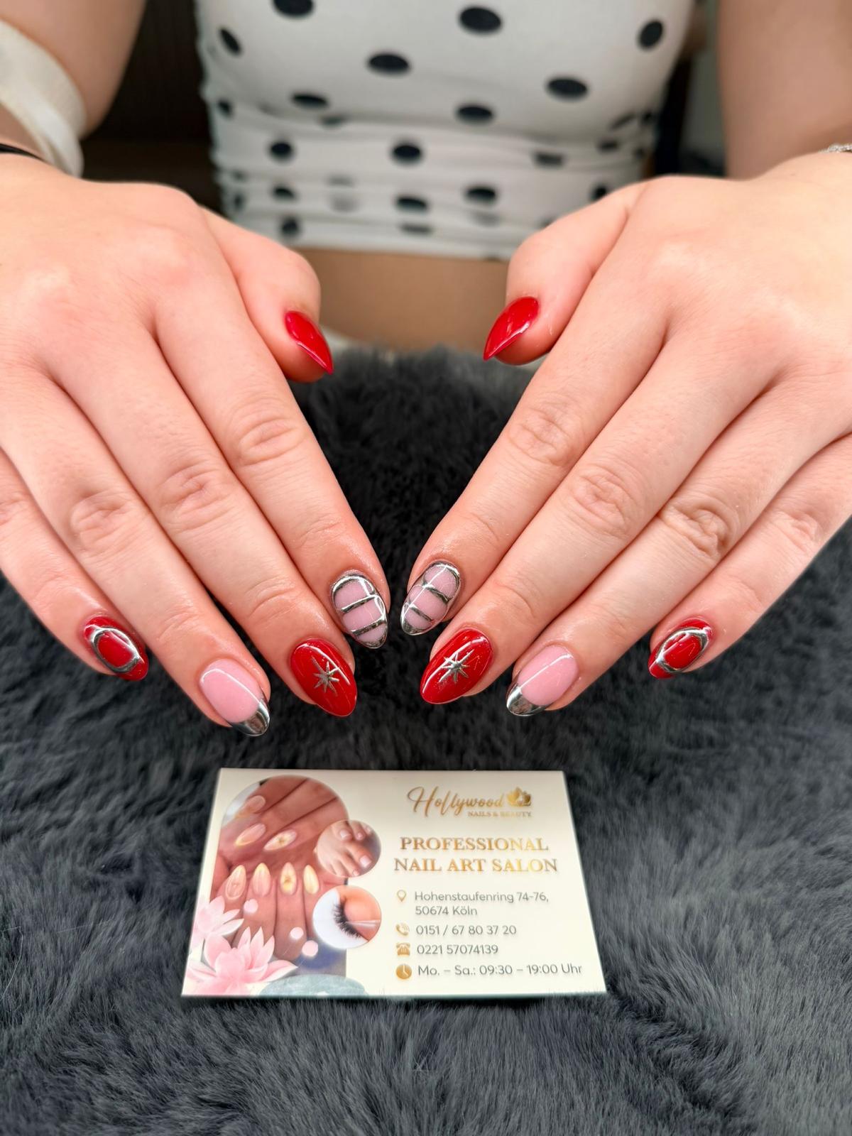 Rotes Nageldesign mit grafischen Akzenten