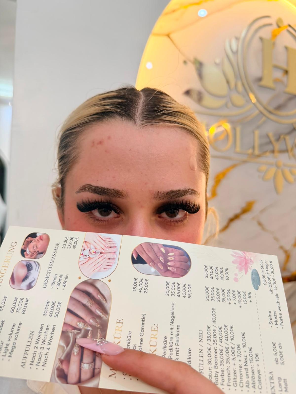 Kundin mit frisch gestylten Wimpern