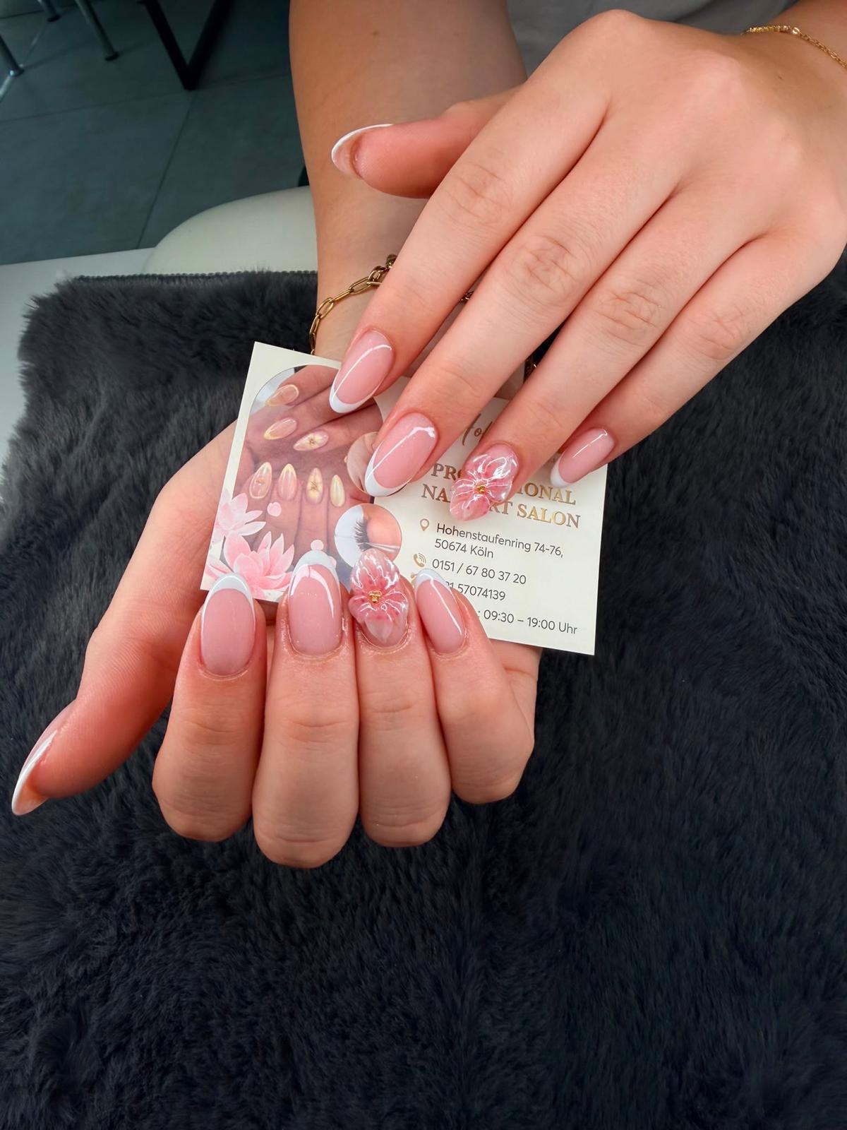 Rosa Nail Art mit Blütendetails