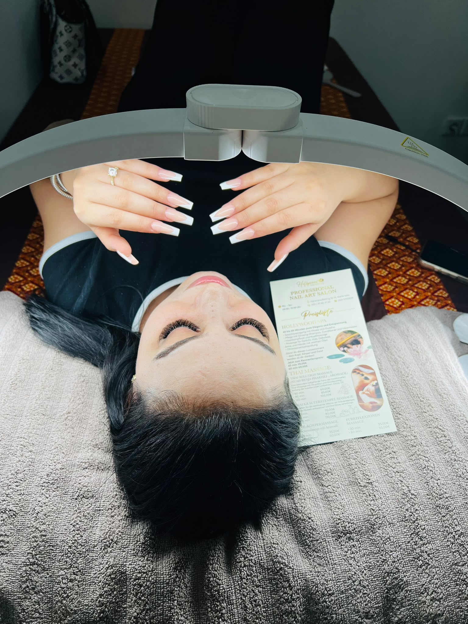 Kundin bei einer Beauty-Behandlung im Salon