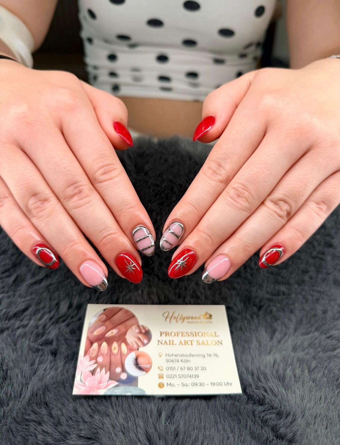 Rotes Nail Art Design