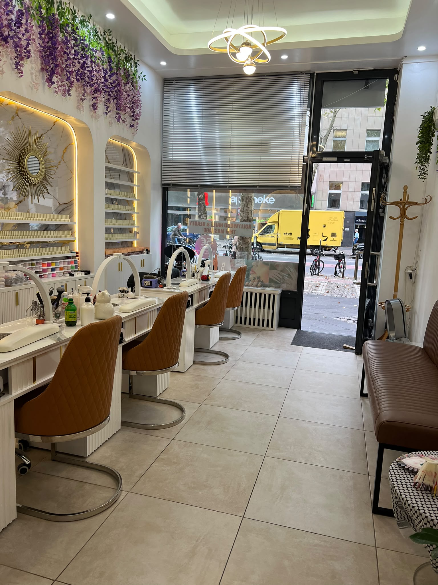 Moderner Innenraum des Nagelstudios