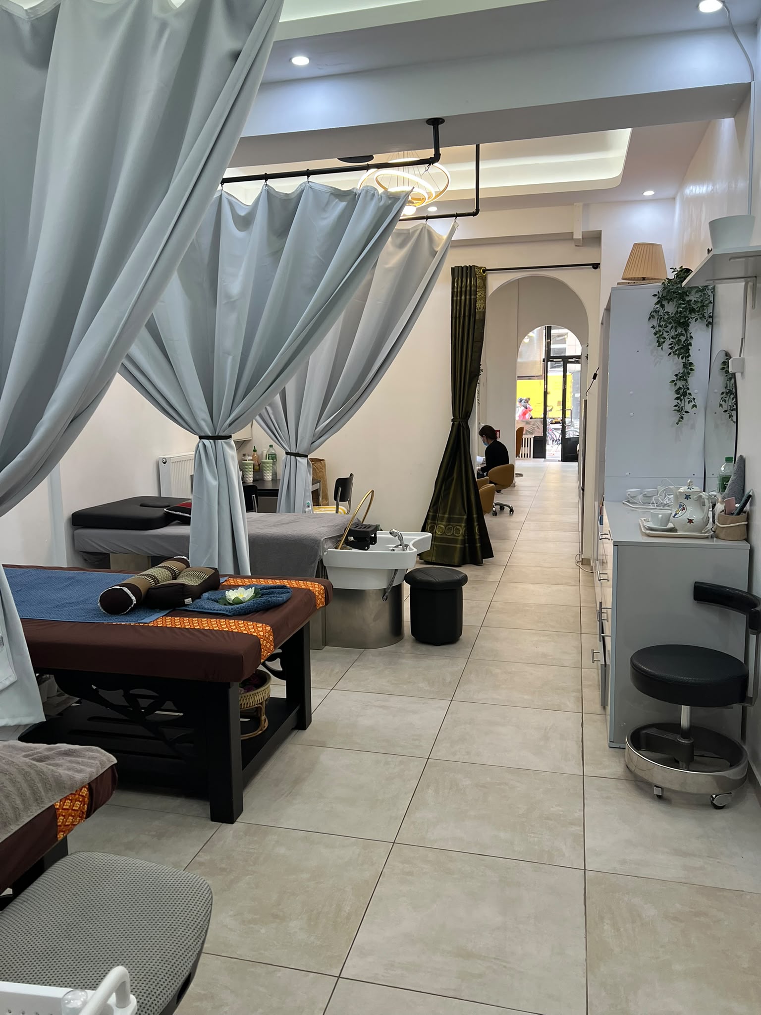 Behandlungsplätze im hellen Beauty-Salon