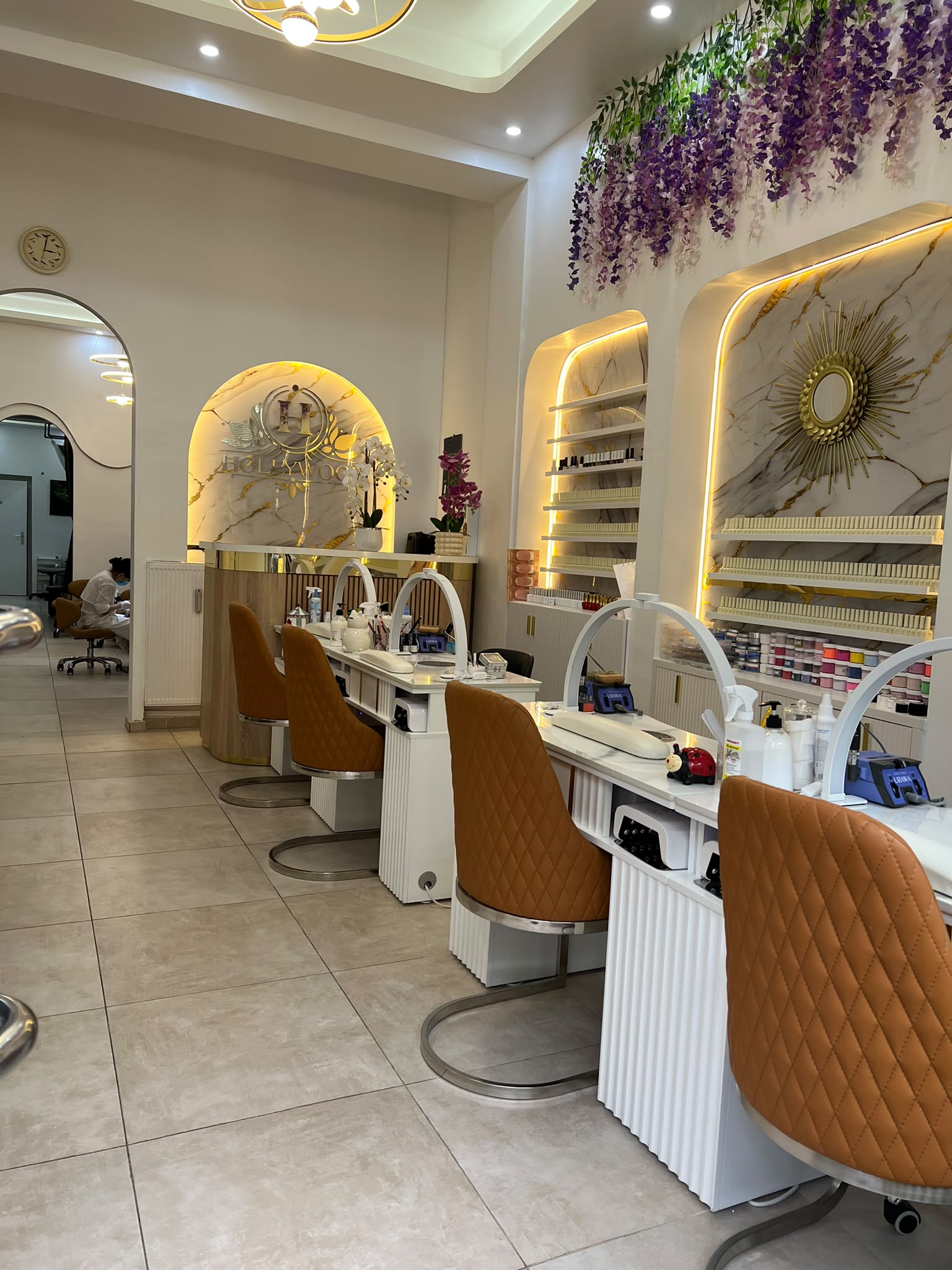 Heller Innenraum von Hollywood Nails & Beauty in Köln