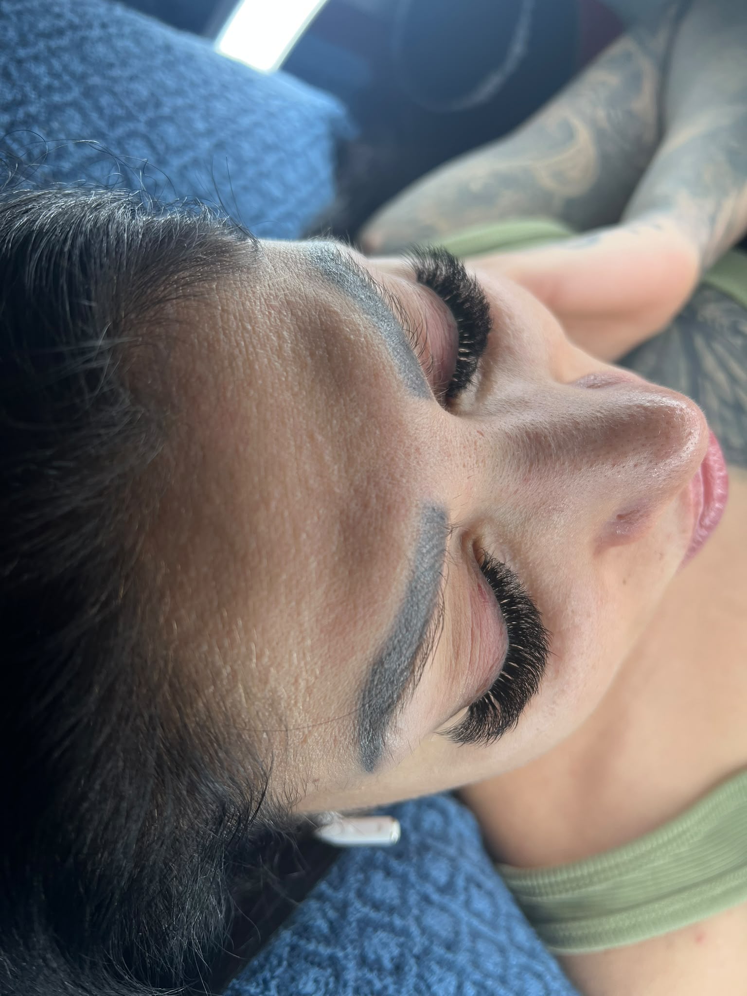 Fertiges Wimpernstyling einer Kundin