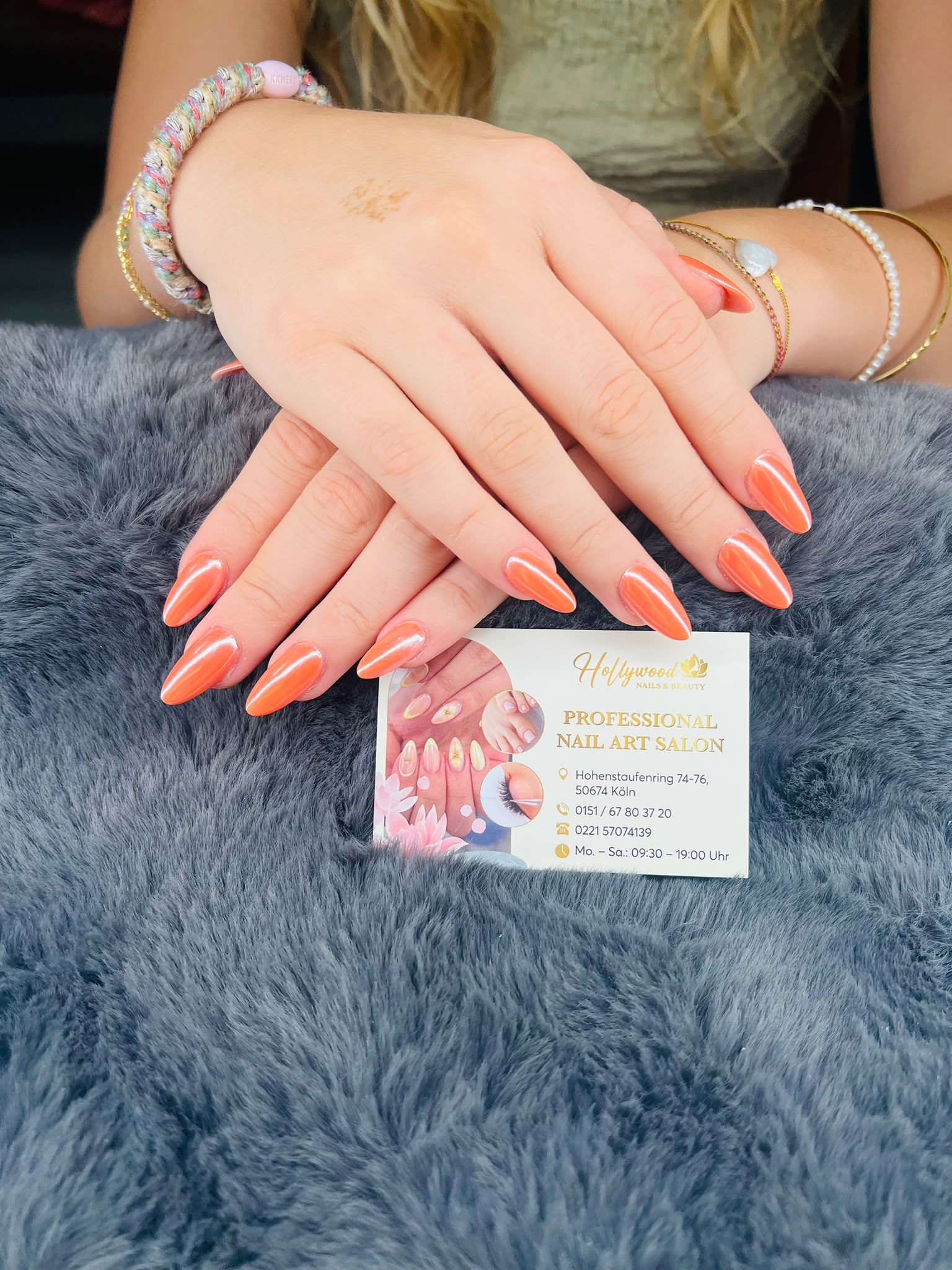 Orangefarbenes Nail Art Design