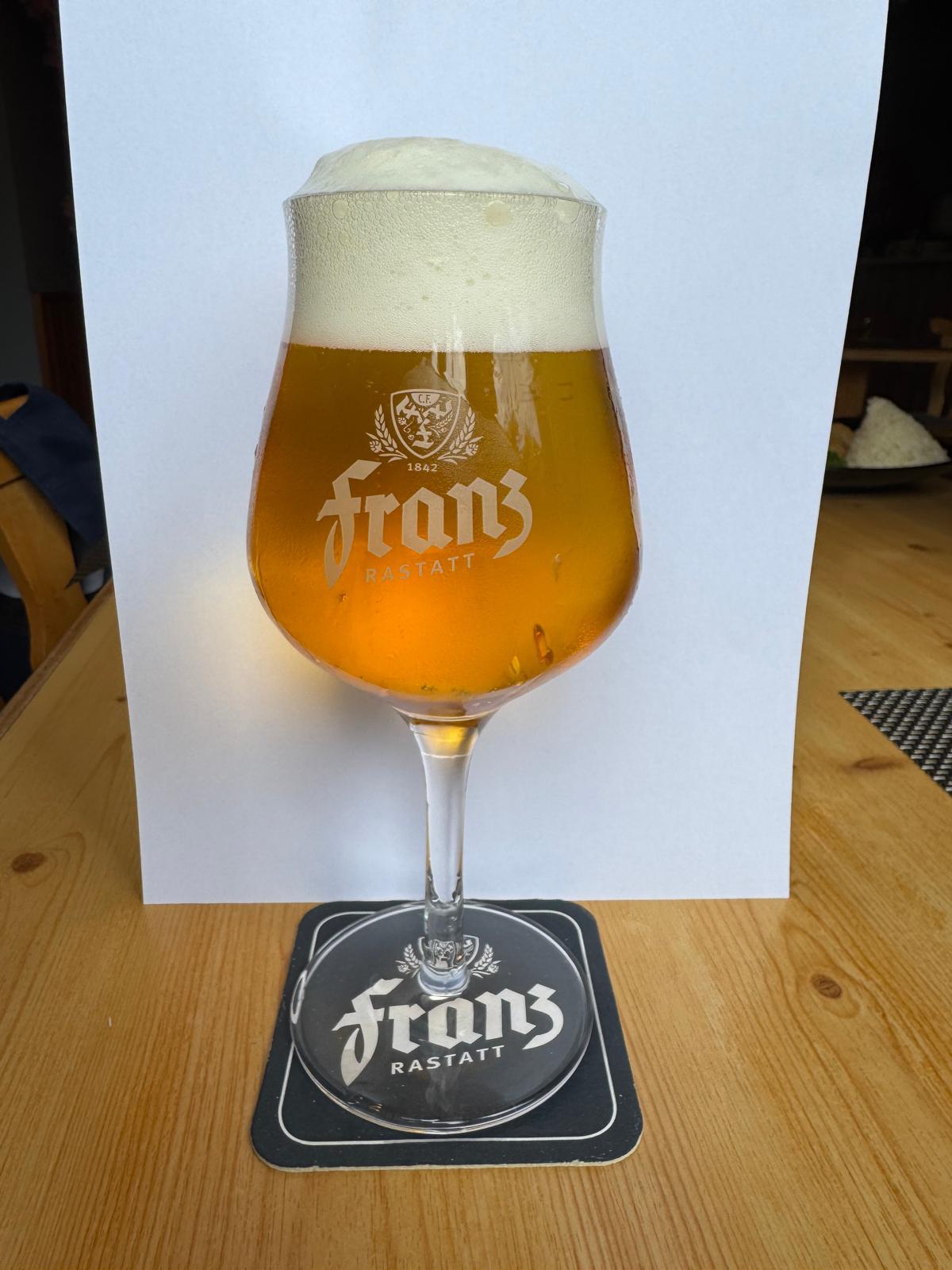 Bierglas auf einem Tisch