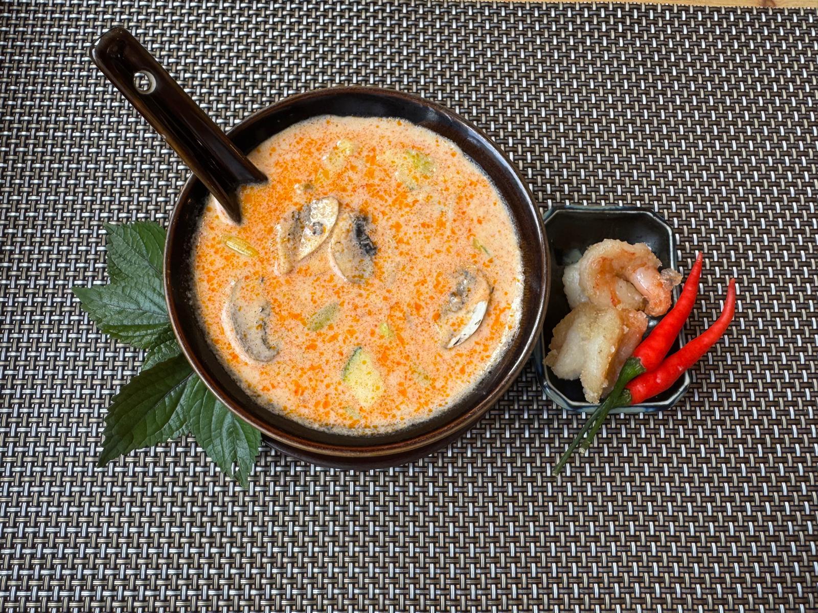 Cremiges Curry mit Beilage