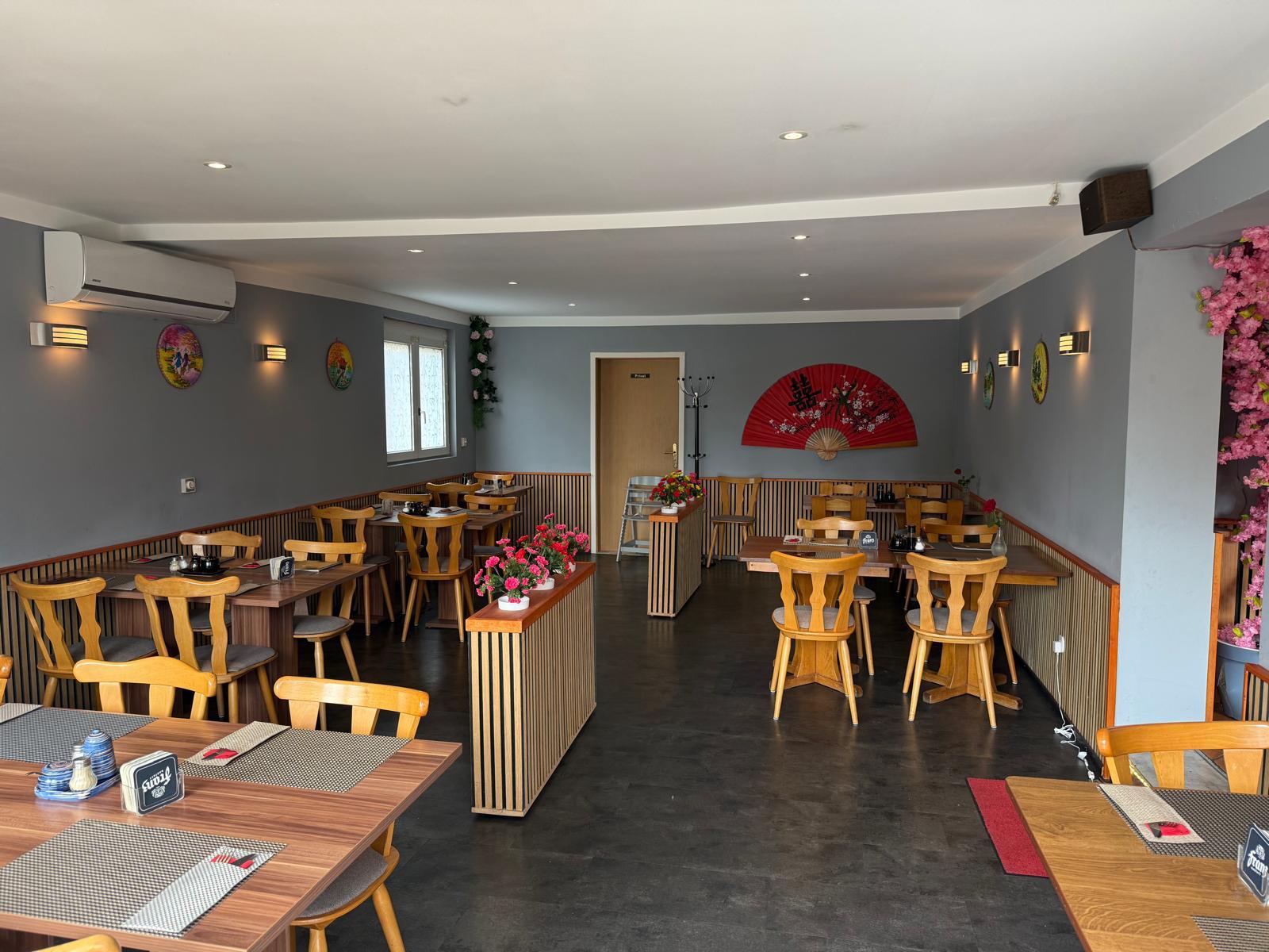 Eingangsbereich und Sitzplätze im Restaurant