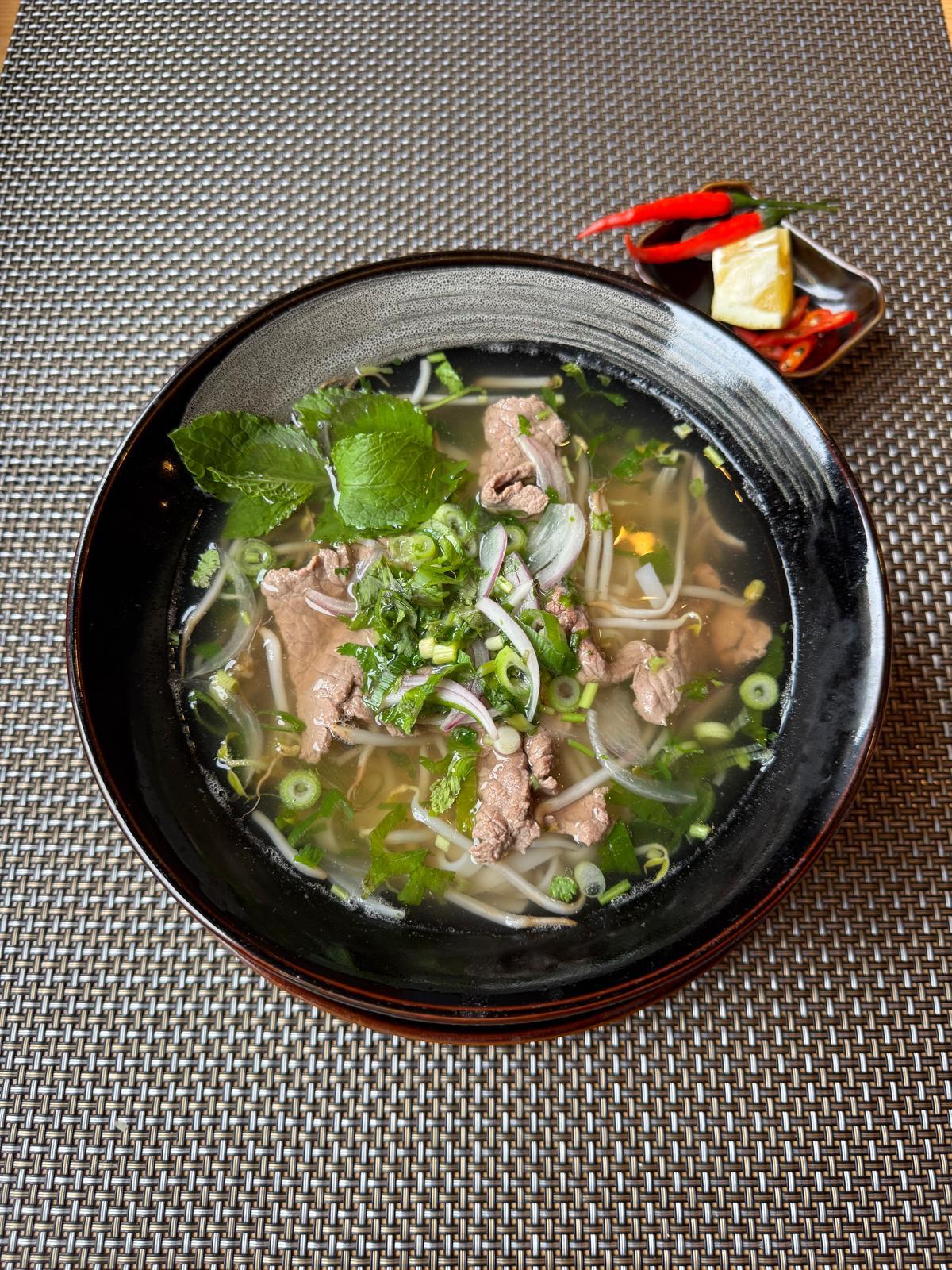 Asiatische Suppe mit frischen Kräutern