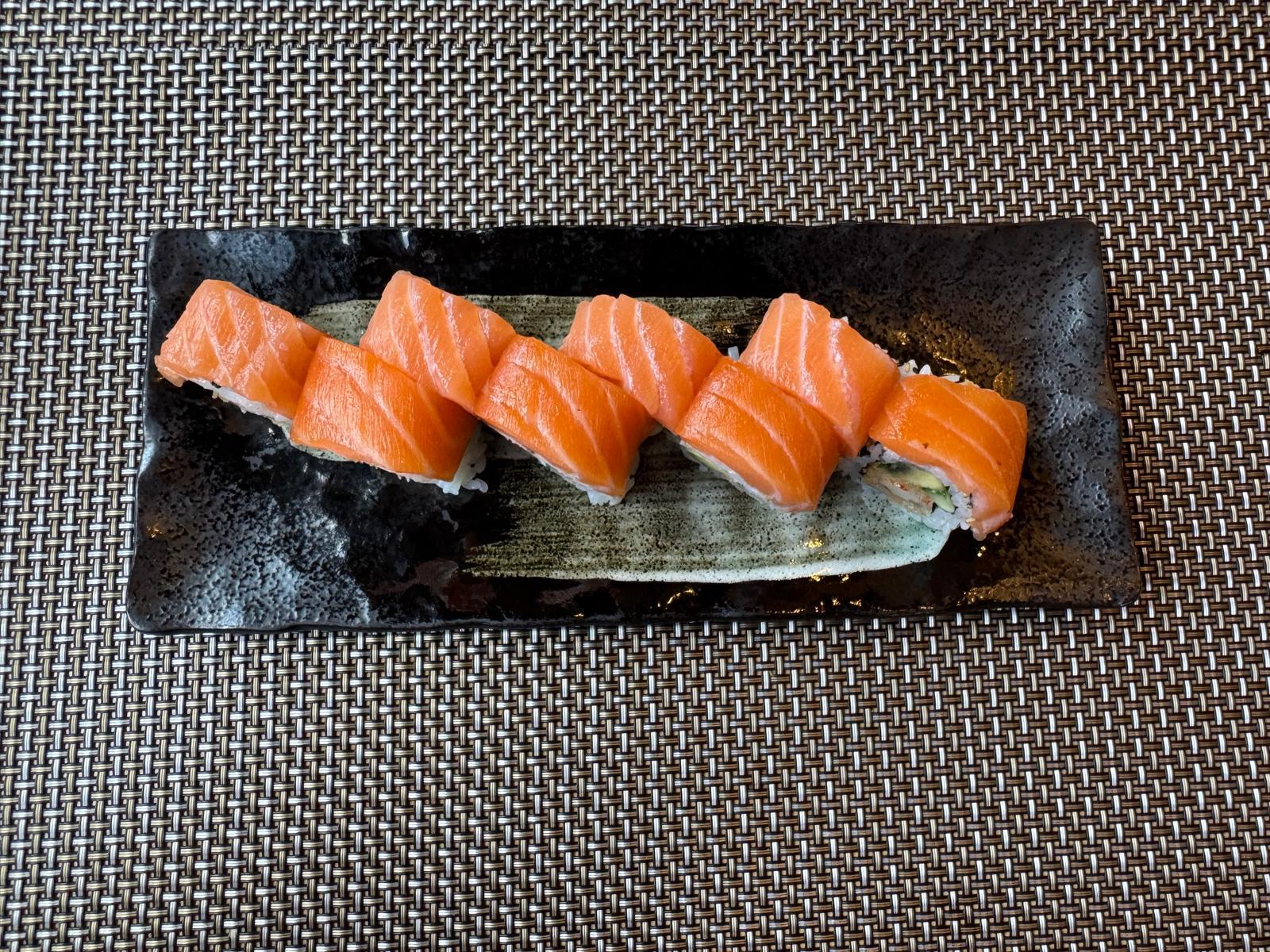 Sushi mit Lachs auf schwarzer Platte