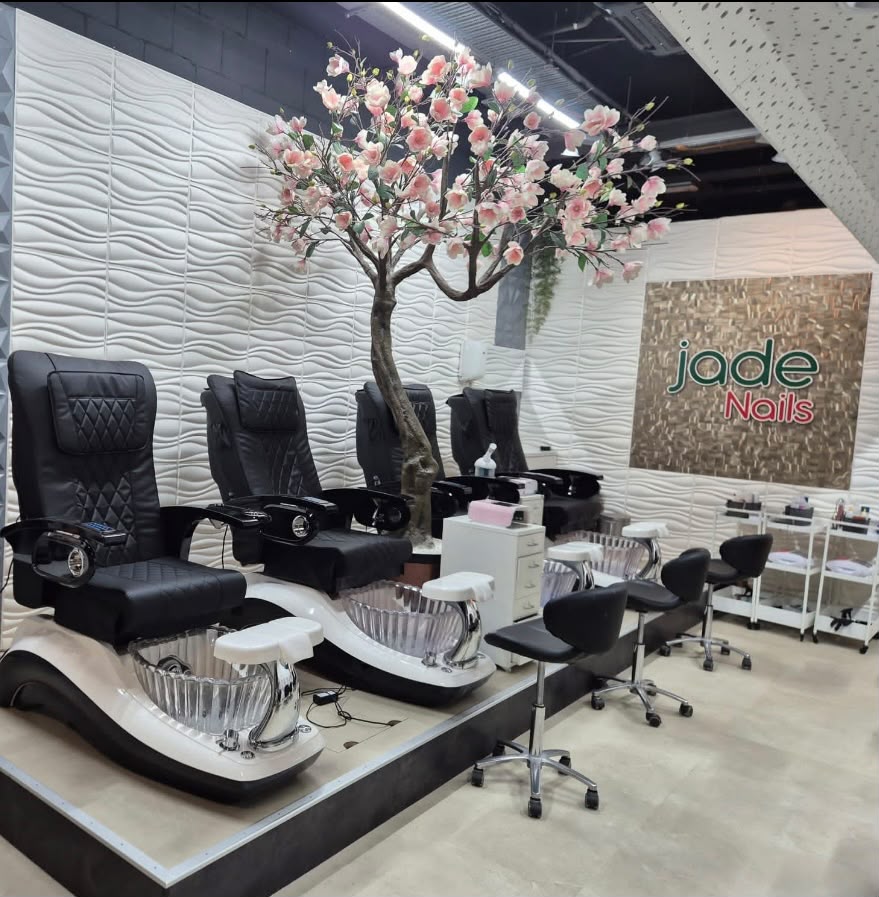 Interieur van Jade Nails met pedicurestoelen en salonruimte