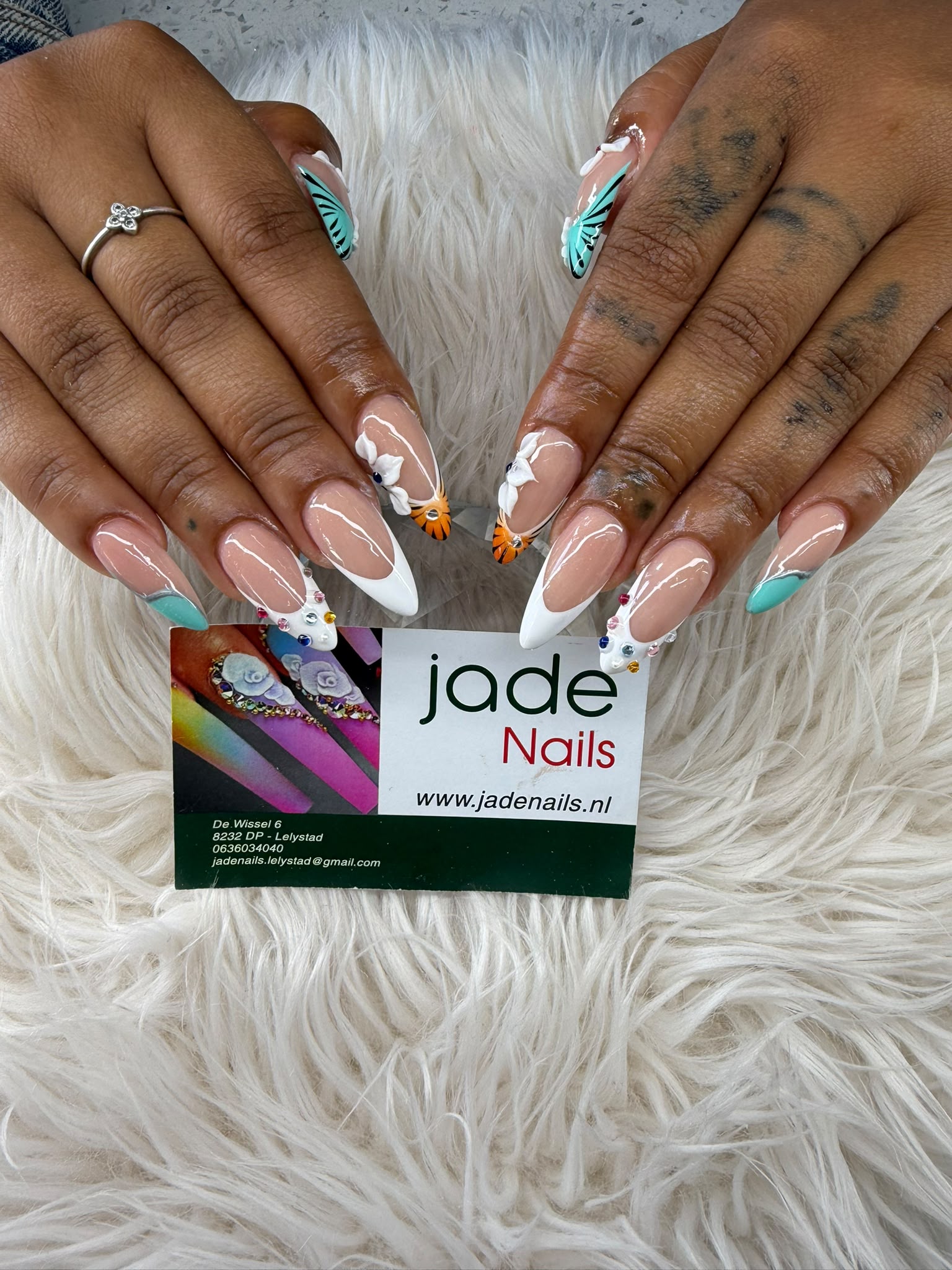 Jadekleurig nailartdesign met bloemen en steentjes